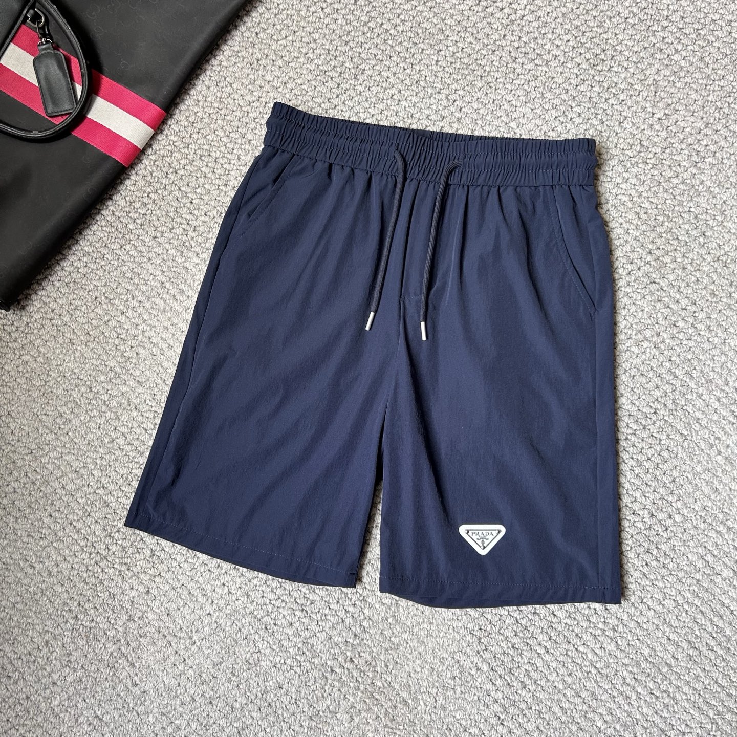 NO:474248,Pula’’’ 2025 spring and summer new men’s casual shorts, high-end customized breathable fabric, breathable and micro-elastic, extremely comfortable, impeccable details, top-level auxiliary materials, original hardware design concept, delicate and soft feel!  The upper body style is excellent!  Size M-3XL, shipped the next day, prada, shorts, alexander wang19860909普拉‘’2025春夏新款男士休闲短裤,高级定制透气面料 透气微弹舒适度极高,细节无可挑剔,顶级辅料配备,原版五金设计理念,手感细腻柔软！上身版型超赞！尺码M-3XL,隔天出货,,prada,shorts,alexander wang,Men's clothing