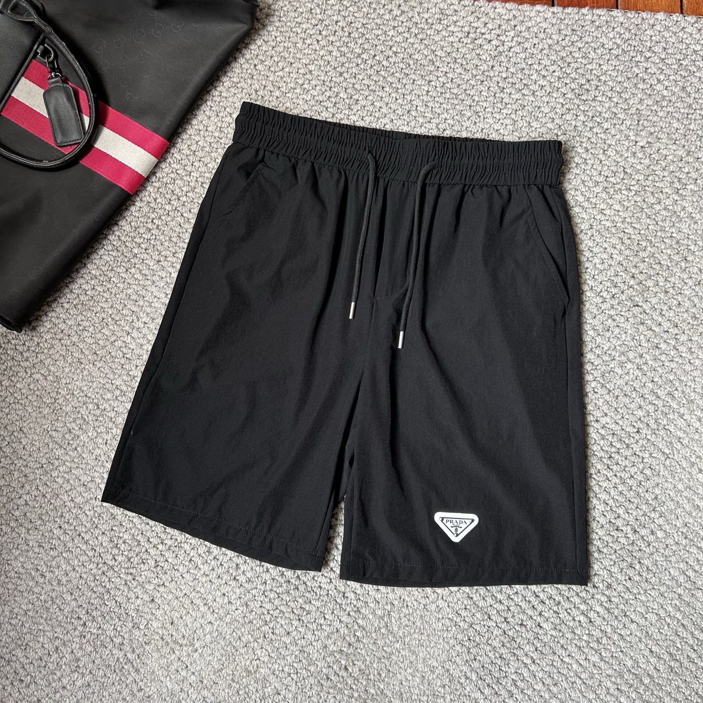 NO:474212,Pula, 2025 spring and summer new men's casual shorts, high-end customized breathable fabric, breathable and micro-elastic, extremely comfortable, impeccable details, top-level auxiliary materials, original hardware design concept, delicate and soft feel!  The upper body style is excellent!  Size M-3XL, shipped the next day, prada, shorts, alexander wang19860909普拉,2025春夏新款男士休闲短裤,高级定制透气面料 透气微弹舒适度极高,细节无可挑剔,顶级辅料配备,原版五金设计理念,手感细腻柔软！上身版型超赞！尺码M-3XL,隔天出货,,prada,shorts,alexander wang,Men's clothing