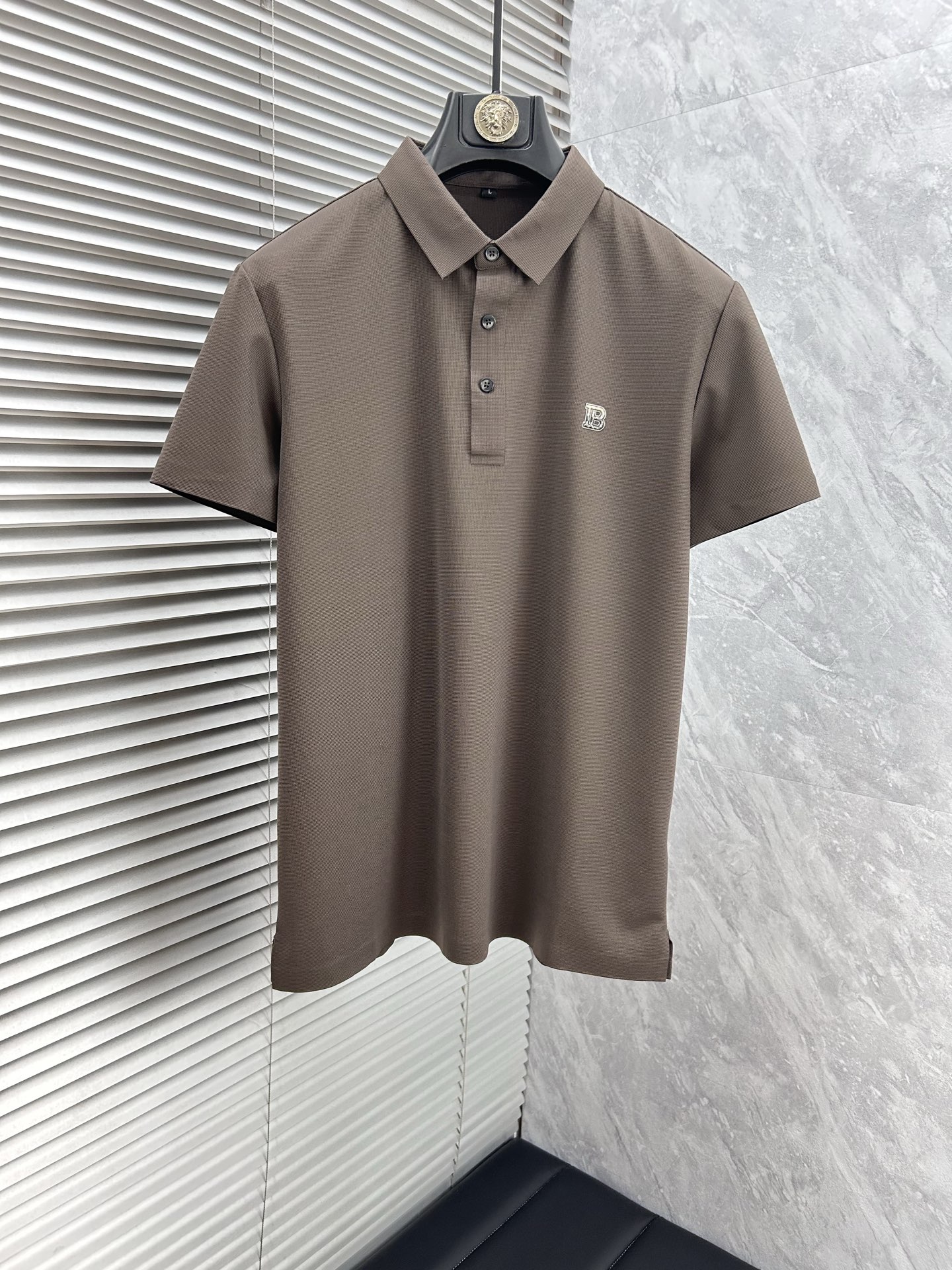 NO:462492,DR'’2025 spring and summer new men's short-sleeved Polo shirt, the latest brand design element!  Neither monotonous nor complicated, it shows taste just right!  Customer-supplied top custom stretch spandex fabric!  Comfortable, sweat-absorbing and breathable, the unique high-end fabric presents a simple and elegant temperament!  The letter logo on the chest is designed with glue!  Full three-dimensional! Standard cutting design!  Every detail is a synchronized with high-end fashion. Size: M-4XL, T-shirt, alexander wang19860909DR‘’2025春夏新款男士短袖Polo衫,品牌最新设计元素！既不单调也不复杂,恰到好处的展现品味！客供顶级定制弹力氨纶面料！舒适吸汗透气根本不在话下,面料独具的高奢感呈现简约优雅气质！胸前字母logo压胶设计！饱满立体!标准裁剪设计！每一处细节都是与高端时尚同步的体现.尺码:M-4XL,,T-shirt,alexander wang,Men's clothing