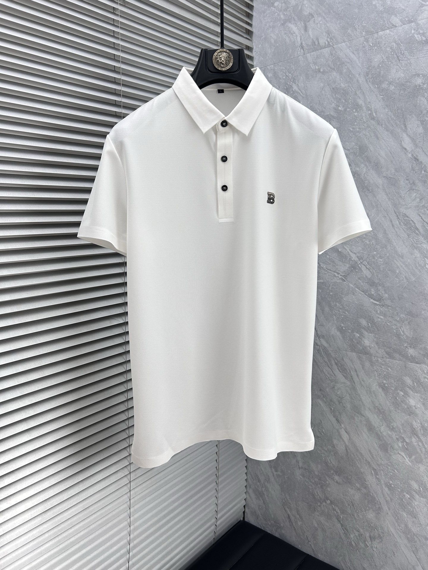 NO:462498,Babao’’’ 2025 spring and summer new men’s short-sleeved Polo shirt, the latest brand design element!  Neither monotonous nor complicated, it shows taste just right!  Customer-supplied top custom stretch spandex fabric!  Comfortable, sweat-absorbing and breathable, the unique high-end fabric presents a simple and elegant temperament!  The letter logo on the chest is designed with glue!  Full three-dimensional! Standard cutting design!  Every detail is a synchronized with high-end fashion. Size: M-4XL, burberry, T-shirt, alexander wang19860909巴宝‘’2025春夏新款男士短袖Polo衫,品牌最新设计元素！既不单调也不复杂,恰到好处的展现品味！客供顶级定制弹力氨纶面料！舒适吸汗透气根本不在话下,面料独具的高奢感呈现简约优雅气质！胸前字母logo压胶设计！饱满立体!标准裁剪设计！每一处细节都是与高端时尚同步的体现.尺码:M-4XL,,burberry,T-shirt,alexander wang,Men's clothing