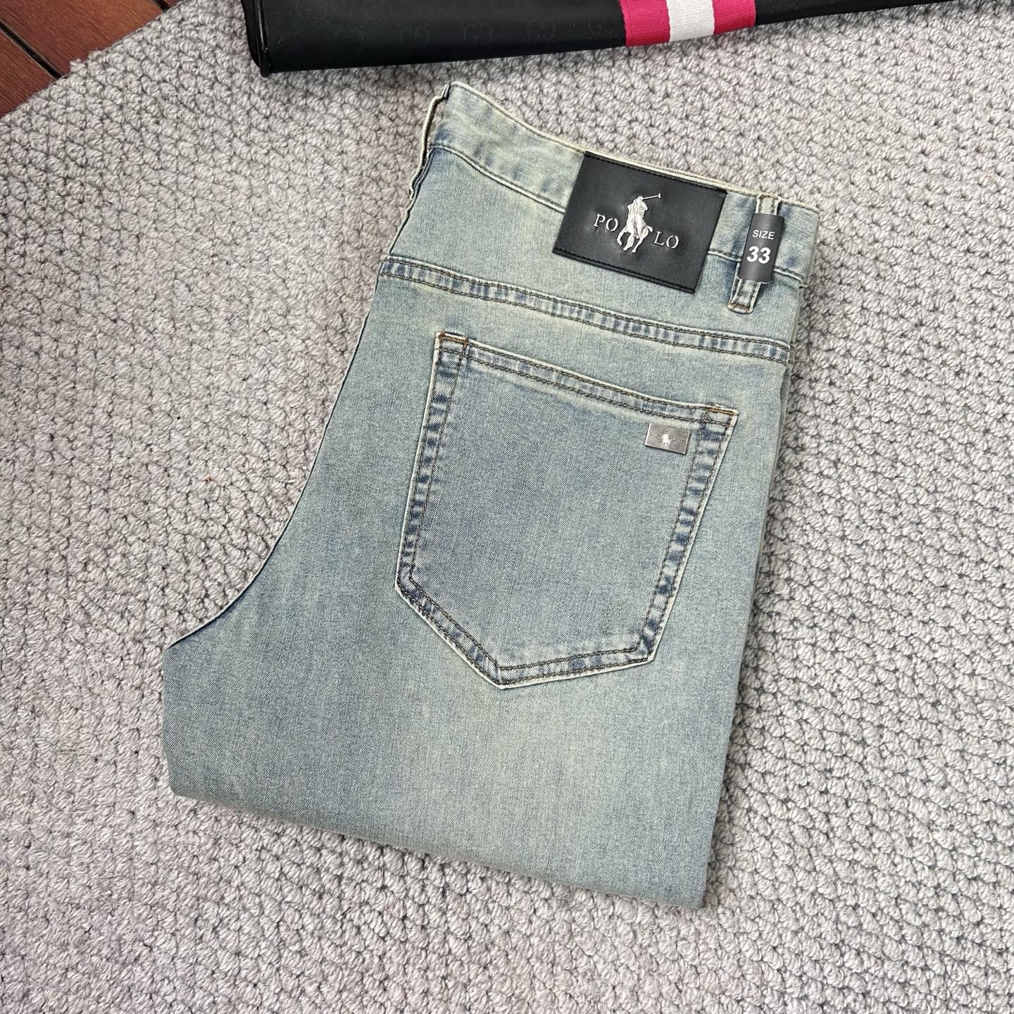 NO:471888,The high-end fashion sense is guaranteed, super soft denim fabric 1 super fine imitation cotton yarn blend, super soft and comfortable. It has a casual and casual sense of denim, h also has a relaxed and fashionable feeling. The cloth is refreshing, slightly stretchy, and f is super soft for a long time to wear. The whole pants are all traditional hand-wiping technology, natural stone grinding and light fermentation and washing. Details are exquisite. Size 29-38,,alexander wang19860909保‘’款高级时装感,超柔牛仔面料1超细精仿棉纱混纺,超柔舒适感. 具备牛仔随性感 ,休闲感 ,h亦有轻松感 ,时尚感. 布面清爽,微弹力,f超柔穿着时间长, 整条裤子全传统手擦工艺,自然石磨轻酵洗水.细节精致感. 尺码29-38,,alexander wang,Men's clothing