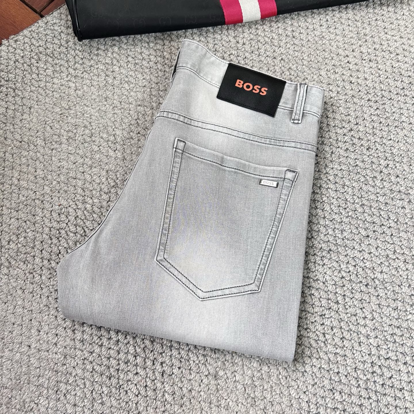 NO:471882,BOS’’ style high fashion sense, super soft denim fabric 1 super fine imitation cotton yarn blend, super soft and comfortable. It has a casual and casual sense, h also has a relaxed and fashionable feeling. The fabric is refreshing, slightly stretchy, and f is super soft for a long time to wear. The whole pants are all traditional hand-wiping technology, natural stone grinding and light fermentation and washing. Details are exquisite. Size 29-38,,alexander wang19860909BOS‘’款高级时装感,超柔牛仔面料1超细精仿棉纱混纺,超柔舒适感. 具备牛仔随性感 ,休闲感 ,h亦有轻松感 ,时尚感. 布面清爽,微弹力,f超柔穿着时间长, 整条裤子全传统手擦工艺,自然石磨轻酵洗水.细节精致感. 尺码29-38,,alexander wang,Men's clothing