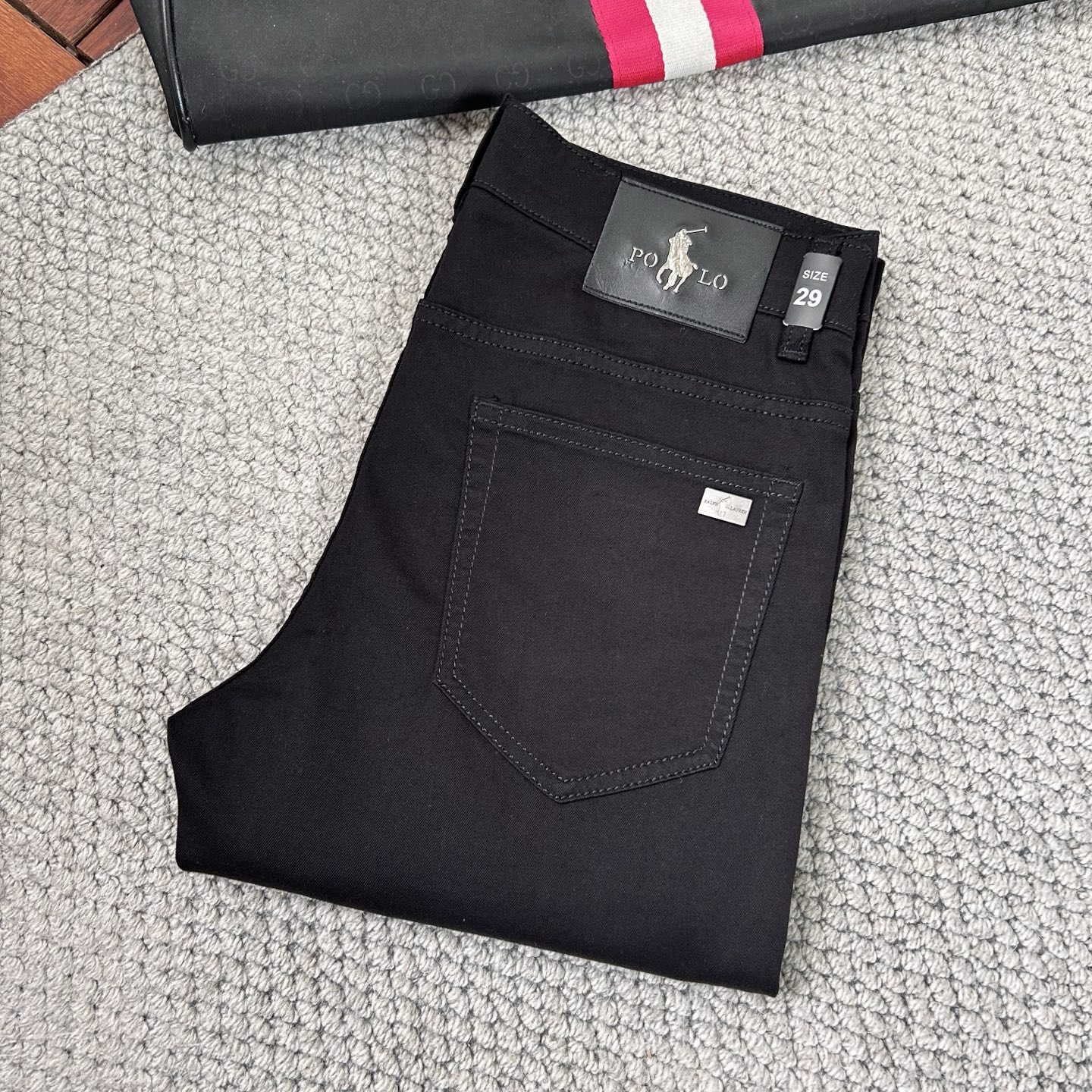 NO:471878,The high-end fashion sense is guaranteed, super soft denim fabric 1 super fine imitation cotton yarn blend, super soft and comfortable. It has a casual and casual sense of denim, h also has a relaxed and fashionable feeling. The cloth is refreshing, slightly stretchy, and f is super soft for a long time to wear. The whole pants are all traditional hand-wiping technology, natural stone grinding and light fermentation and washing. Details are exquisite. Size 29-38,,alexander wang19860909保‘’款高级时装感,超柔牛仔面料1超细精仿棉纱混纺,超柔舒适感. 具备牛仔随性感 ,休闲感 ,h亦有轻松感 ,时尚感. 布面清爽,微弹力,f超柔穿着时间长, 整条裤子全传统手擦工艺,自然石磨轻酵洗水.细节精致感. 尺码29-38,,alexander wang,Men's clothing