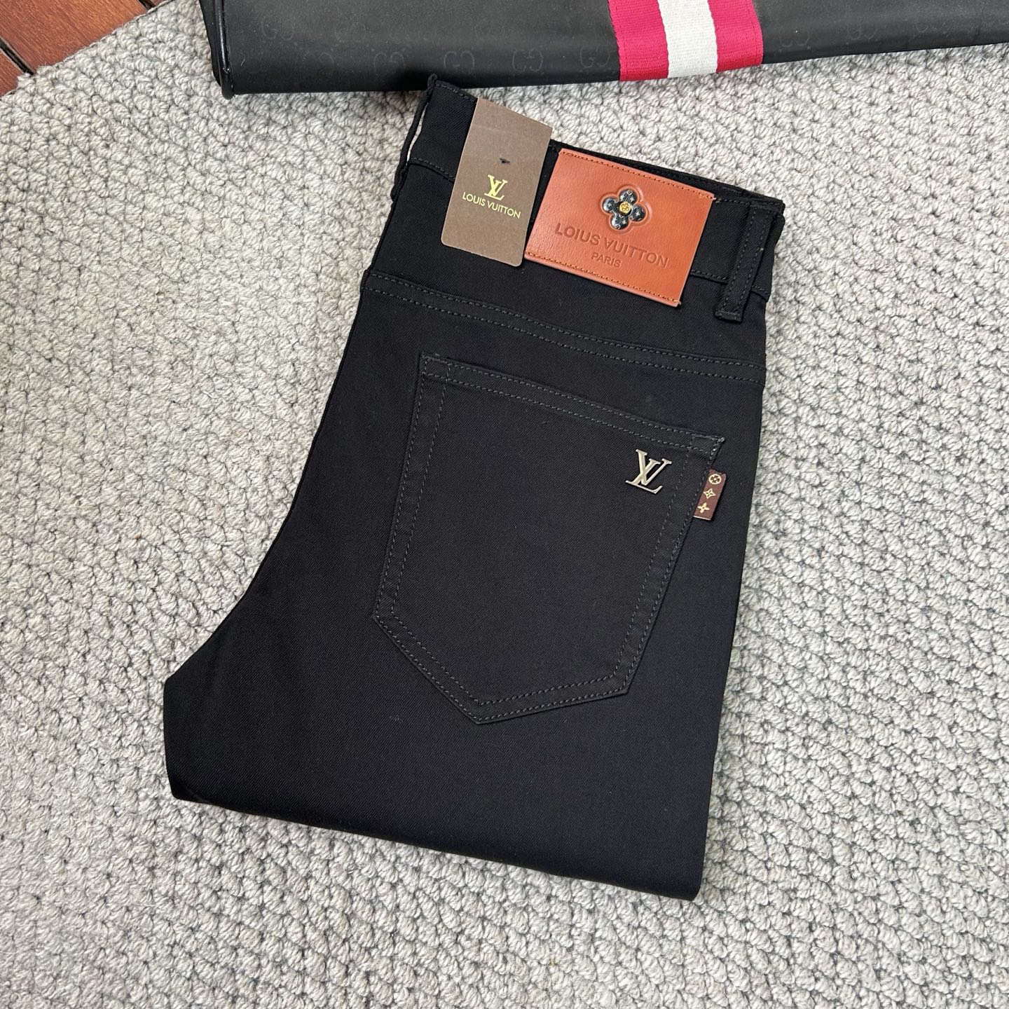 NO:471873,LV style high fashion sense, super soft denim fabric 1 super fine imitation cotton yarn blend, super soft and comfortable. It has a casual and casual sense, h also has a relaxed and fashionable feeling. The cloth surface is refreshing, slightly stretchy, and f is super soft for a long time to wear, the whole pants are all traditional hand-wiping technology, natural stone grinding and light fermentation and washing. Details are exquisite. Size 29-38,,louis vuitton,alexander wang19860909LV 款高级时装感,超柔牛仔面料1超细精仿棉纱混纺,超柔舒适感. 具备牛仔随性感 ,休闲感 ,h亦有轻松感 ,时尚感. 布面清爽,微弹力,f超柔穿着时间长, 整条裤子全传统手擦工艺,自然石磨轻酵洗水.细节精致感. 尺码29-38,,louis vuitton,alexander wang,Men's clothing