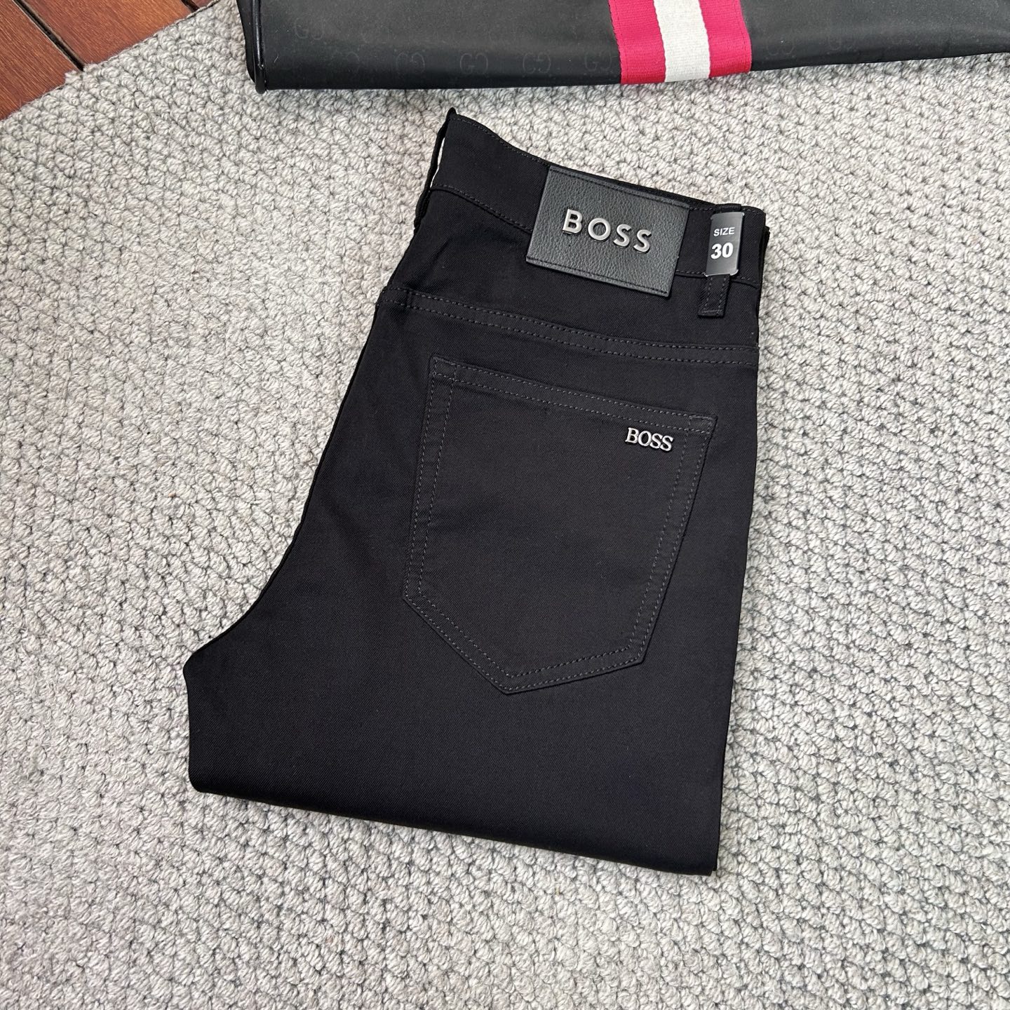 NO:471868,BOS’’ style high fashion sense, super soft denim fabric 1 super fine imitation cotton yarn blend, super soft and comfortable. It has a casual and casual sense, h also has a relaxed and fashionable feeling. The fabric is refreshing, slightly stretchy, and f is super soft for a long time to wear. The whole pants are all traditional hand-wiping technology, natural stone grinding and light fermentation and washing. Details are exquisite. Size 29-38,,alexander wang19860909BOS‘’款高级时装感,超柔牛仔面料1超细精仿棉纱混纺,超柔舒适感. 具备牛仔随性感 ,休闲感 ,h亦有轻松感 ,时尚感. 布面清爽,微弹力,f超柔穿着时间长, 整条裤子全传统手擦工艺,自然石磨轻酵洗水.细节精致感. 尺码29-38,,alexander wang,Men's clothing