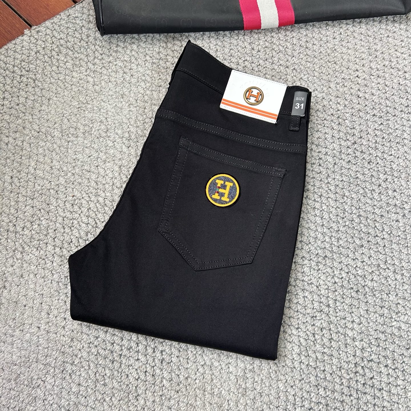 NO:471865,Aima's high-end fashion sense, super soft denim fabric 1 super fine imitation cotton yarn blend, super soft and comfortable. It has a casual and casual sense, h also has a relaxed and fashionable feeling. The cloth is refreshing, slightly stretchy, and f is super soft for a long time to wear, the whole pants are all traditional hand-wiping technology, natural stone grinding and light fermentation and washing. Details are exquisite. Size 29-38,, hermes, alexander wang19860909爱马‘’款高级时装感,超柔牛仔面料1超细精仿棉纱混纺,超柔舒适感. 具备牛仔随性感 ,休闲感 ,h亦有轻松感 ,时尚感. 布面清爽,微弹力,f超柔穿着时间长, 整条裤子全传统手擦工艺,自然石磨轻酵洗水.细节精致感. 尺码29-38,,hermes,alexander wang,Men's clothing