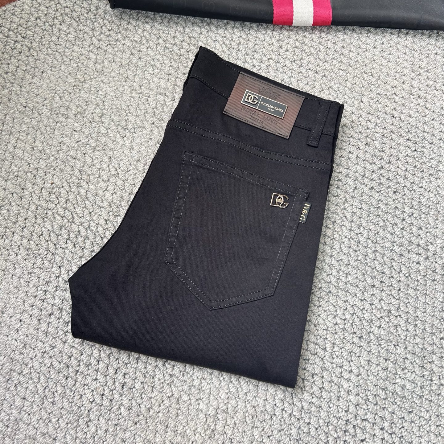 NO:471862,DG style high fashion sense, super soft denim fabric 1 super fine imitation cotton yarn blend, super soft and comfortable. It has a casual and casual sense, h also has a relaxed and fashionable feeling. The fabric surface is refreshing, slightly stretchy, and f is super soft for a long time to wear, the whole pants are all traditional hand-wiping technology, natural stone grinding and light fermentation and washing. Details are exquisite. Size 29-38,,alexander wang19860909DG 款高级时装感,超柔牛仔面料1超细精仿棉纱混纺,超柔舒适感. 具备牛仔随性感 ,休闲感 ,h亦有轻松感 ,时尚感. 布面清爽,微弹力,f超柔穿着时间长, 整条裤子全传统手擦工艺,自然石磨轻酵洗水.细节精致感. 尺码29-38,,alexander wang,Men's clothing