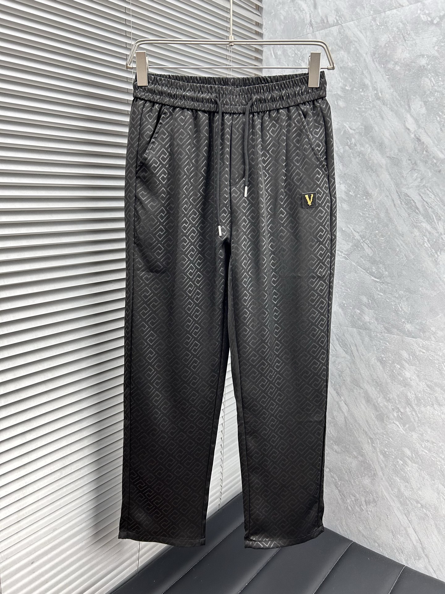 NO:474231,Fans and new models are coming. 2025 new casual pants, imported high-quality customized fabrics, comfortable, soft and skin-friendly, straight and not easy to wrinkle, simple and clear, super versatile, super fashionable and versatile, straight and stylish, a must-have for the wardrobe!  Suitable for any occasion, size M-3XL, please report height and weight to place an order, ship the next day, versace, alexander wang19860909范思、新款来袭 2025新款休闲裤,进口高品质定制面料,舒适柔软亲肤,笔挺不易起皱,简单明了,超级百搭上身效果超级棒时尚百搭,笔挺有型,衣橱必备！适合任何场合穿着,码数M-3XL,下单请报身高体重,隔天出货,,versace,alexander wang,Men's clothing