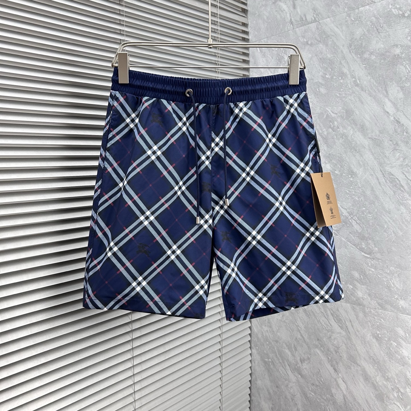 NO:474226,Babao’’’ 2025 spring and summer new style, couple shorts high version, original custom top-grade fabric, the same high-density fabric as internet celebrities, the customization is very high-end and stylish!  The fabric feels very comfortable and a super versatile and beautiful shorts!  !  Men and women are the same as men and women. Essential models for human hands. Size M-3XL, burberry, shorts, alexander wang19860909巴宝‘’2025春夏新款提 情侣款短裤高版本 原版定制顶级面料,网红明星同款高密度面料,定制很高档、很有范儿！面料手感非常舒服 超级百搭好看的一款短裤！！男女同款 人手必备款 尺码M-3XL,,burberry,shorts,alexander wang,Men's clothing