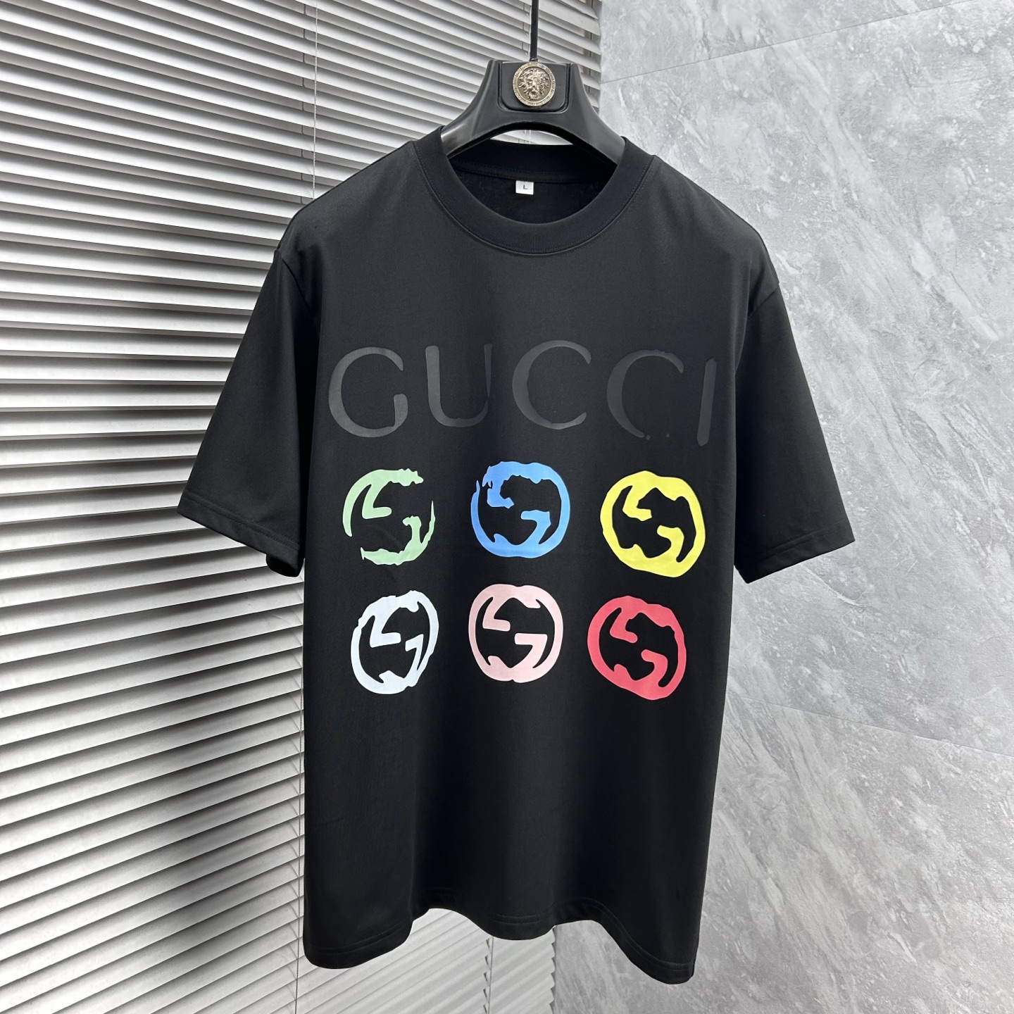 NO:471894,Gujia 2025 spring and summer new short-sleeved T-shirt for men and women!  Fashionable casual short-sleeved T-shirt with catwalk pattern prints!  Design logo glue pressing design!  The most designed and selected customer-supplied 260g pure cotton fabric, which feels soft and skin-friendly, is comfortable and breathable, and you can’t picky about the real thing!  Loose, small, shoulder-dead round neck cut, genderless couple mixed styles, opening up a new fashion charm!  Differentiate the market version of the high-end custom series!  Size M-4XL, gucci, T-shirt,tees, t-shirt,alexander wang19860909古家 2025春夏新款男女同款短袖T恤！走秀图案印花时尚休闲短袖T恤衫！设计logo压胶设计！极具设计精选客供260g纯棉面料,手感柔软亲肤,着身舒适透气性都无法挑剔,实物绝对会让你爱不释手！宽松小落肩的圆领版型裁剪,无性别主义的情侣混穿款式,打开全新的时装新韵味！区别市场版本高定系列！尺码M-4XL,,gucci,T-shirt,tees，t-shirt,alexander wang,Men's clothing