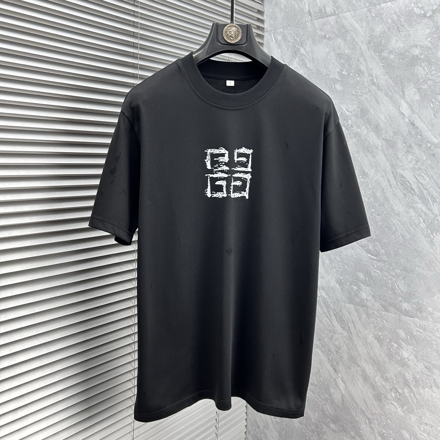 NO:471900,Ji Family 2025 spring and summer new short-sleeved T-shirt for men and women!  Fashionable casual short-sleeved T-shirt with catwalk pattern prints!  Design logo glue pressing design!  The most designed and selected customer-supplied 260g pure cotton fabric, which feels soft and skin-friendly, is comfortable and breathable, and you can’t picky about the real thing!  Loose, small, shoulder-dead round neck cut, genderless couple mixed styles, opening up a new fashion charm!  Differentiate the market version of the high-end custom series!  Size M-4XL, T-shirt,tees,t-shirt,alexander wang19860909纪家 2025春夏新款男女同款短袖T恤！走秀图案印花时尚休闲短袖T恤衫！设计logo压胶设计！极具设计精选客供260g纯棉面料,手感柔软亲肤,着身舒适透气性都无法挑剔,实物绝对会让你爱不释手！宽松小落肩的圆领版型裁剪,无性别主义的情侣混穿款式,打开全新的时装新韵味！区别市场版本高定系列！尺码M-4XL,,T-shirt,tees，t-shirt,alexander wang,Men's clothing