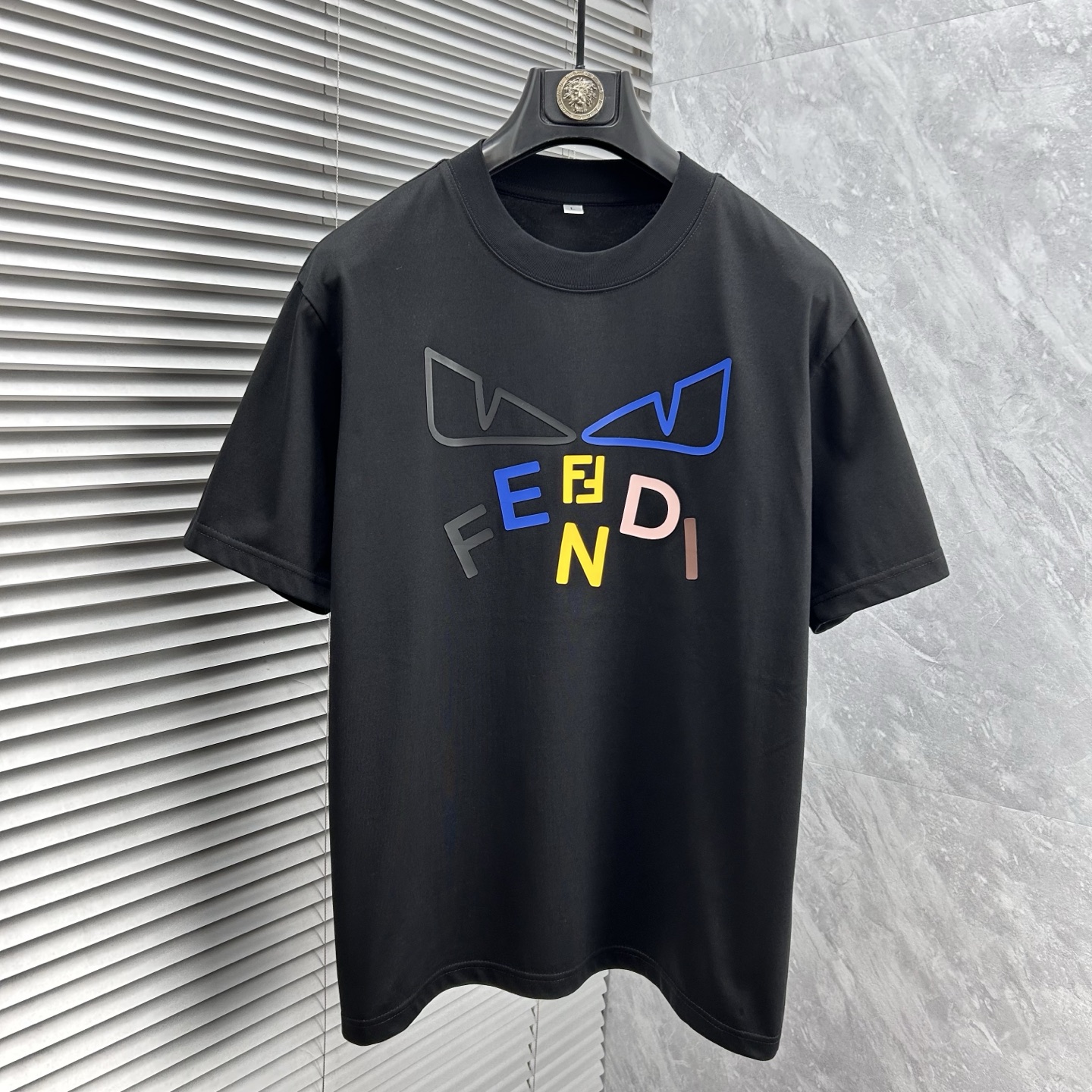 NO:471912,Fenjia 2025 spring and summer new short-sleeved T-shirt for men and women!  Fashionable casual short-sleeved T-shirt with catwalk prints!  Design logo glue pressing design!  The most designed and selected customer-supplied 260g pure cotton fabric, which feels soft and skin-friendly, is comfortable and breathable, and you can’t picky about the real thing!  Loose, small, shoulder-dead round neck cut, genderless couple mixed styles, opening up a new fashion charm!  Differentiate the market version of the high-end custom series!  Size M-4XL, fendi, T-shirt,tees, t-shirt,alexander wang19860909芬家 2025春夏新款男女同款短袖T恤！走秀案印花时尚休闲短袖T恤衫！设计logo压胶设计！极具设计精选客供260g纯棉面料,手感柔软亲肤,着身舒适透气性都无法挑剔,实物绝对会让你爱不释手！宽松小落肩的圆领版型裁剪,无性别主义的情侣混穿款式,打开全新的时装新韵味！区别市场版本高定系列！尺码M-4XL,,fendi,T-shirt,tees，t-shirt,alexander wang,Men's clothing