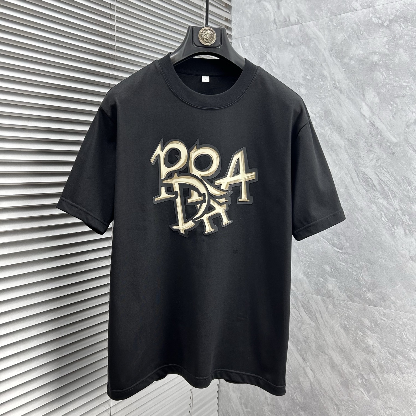 NO:471918,Pulajia 2025 spring and summer new short-sleeved T-shirt for men and women!  Fashionable casual short-sleeved T-shirt with catwalk pattern prints!  Design logo glue pressing design!  The most designed and selected customer-supplied 260g pure cotton fabric, which feels soft and skin-friendly, is comfortable and breathable, and you can’t picky about the real thing!  Loose, small, shoulder-dead round neck cut, genderless couple mixed styles, opening up a new fashion charm!  Differentiate the market version of the high-end custom series!  Size M-4XL, prada, T-shirt,tees, t-shirt,alexander wang19860909普拉家 2025春夏新款男女同款短袖T恤！走秀图案印花时尚休闲短袖T恤衫！设计logo压胶设计！极具设计精选客供260g纯棉面料,手感柔软亲肤,着身舒适透气性都无法挑剔,实物绝对会让你爱不释手！宽松小落肩的圆领版型裁剪,无性别主义的情侣混穿款式,打开全新的时装新韵味！区别市场版本高定系列！尺码M-4XL,,prada,T-shirt,tees，t-shirt,alexander wang,Men's clothing