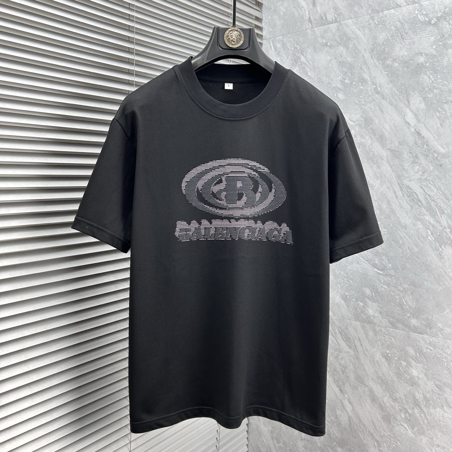 NO:471869,Paris Home 2025 Spring and Summer New Men and Women's Same Short-sleeved T-shirt!  Fashionable casual short-sleeved T-shirt with catwalk pattern prints!  Design logo glue pressing design!  The most designed and selected customer-supplied 260g pure cotton fabric, which feels soft and skin-friendly, is comfortable and breathable, and you can’t picky about the real thing!  Loose, small, shoulder-dead round neck cut, genderless couple mixed styles, opening up a new fashion charm!  Differentiate the market version of the high-end custom series!  Size M-4XL, balenciaga, T-shirt,tees, t-shirt,alexander wang19860909巴黎家 2025春夏新款男女同款短袖T恤！走秀图案印花时尚休闲短袖T恤衫！设计logo压胶设计！极具设计精选客供260g纯棉面料,手感柔软亲肤,着身舒适透气性都无法挑剔,实物绝对会让你爱不释手！宽松小落肩的圆领版型裁剪,无性别主义的情侣混穿款式,打开全新的时装新韵味！区别市场版本高定系列！尺码M-4XL,,balenciaga,T-shirt,tees，t-shirt,alexander wang,Men's clothing