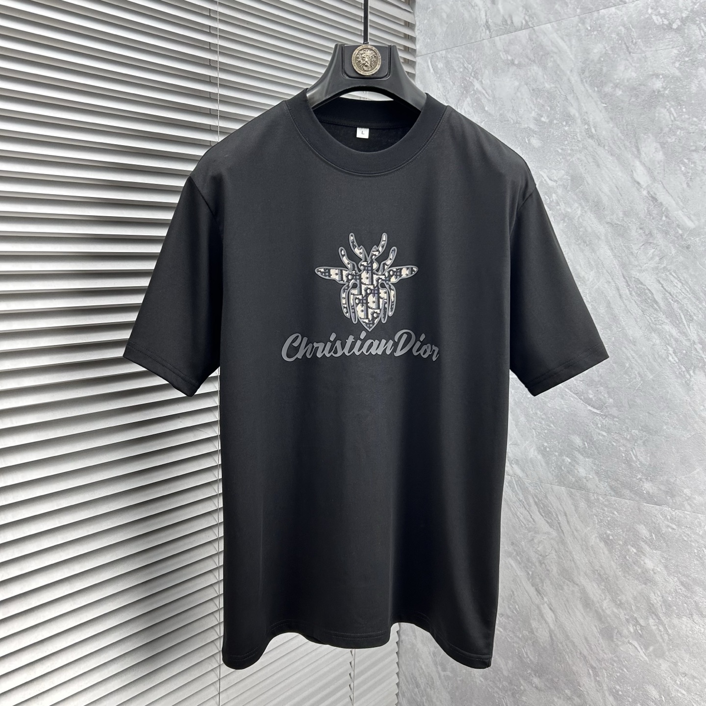 NO:471875,Dr Home 2025 Spring and Summer New Men and Women's Same Short-sleeved T-shirt!  Fashionable casual short-sleeved T-shirt with catwalk pattern prints!  Design logo glue pressing design!  The most designed and selected customer-supplied 260g pure cotton fabric, which feels soft and skin-friendly, is comfortable and breathable, and you can’t picky about the real thing!  Loose, small, shoulder-dead round neck cut, genderless couple mixed styles, opening up a new fashion charm!  Differentiate the market version of the high-end custom series!  Size M-4XL, T-shirt,tees,t-shirt,alexander wang19860909dr家 2025春夏新款男女同款短袖T恤！走秀图案印花时尚休闲短袖T恤衫！设计logo压胶设计！极具设计精选客供260g纯棉面料,手感柔软亲肤,着身舒适透气性都无法挑剔,实物绝对会让你爱不释手！宽松小落肩的圆领版型裁剪,无性别主义的情侣混穿款式,打开全新的时装新韵味！区别市场版本高定系列！尺码M-4XL,,T-shirt,tees，t-shirt,alexander wang,Men's clothing