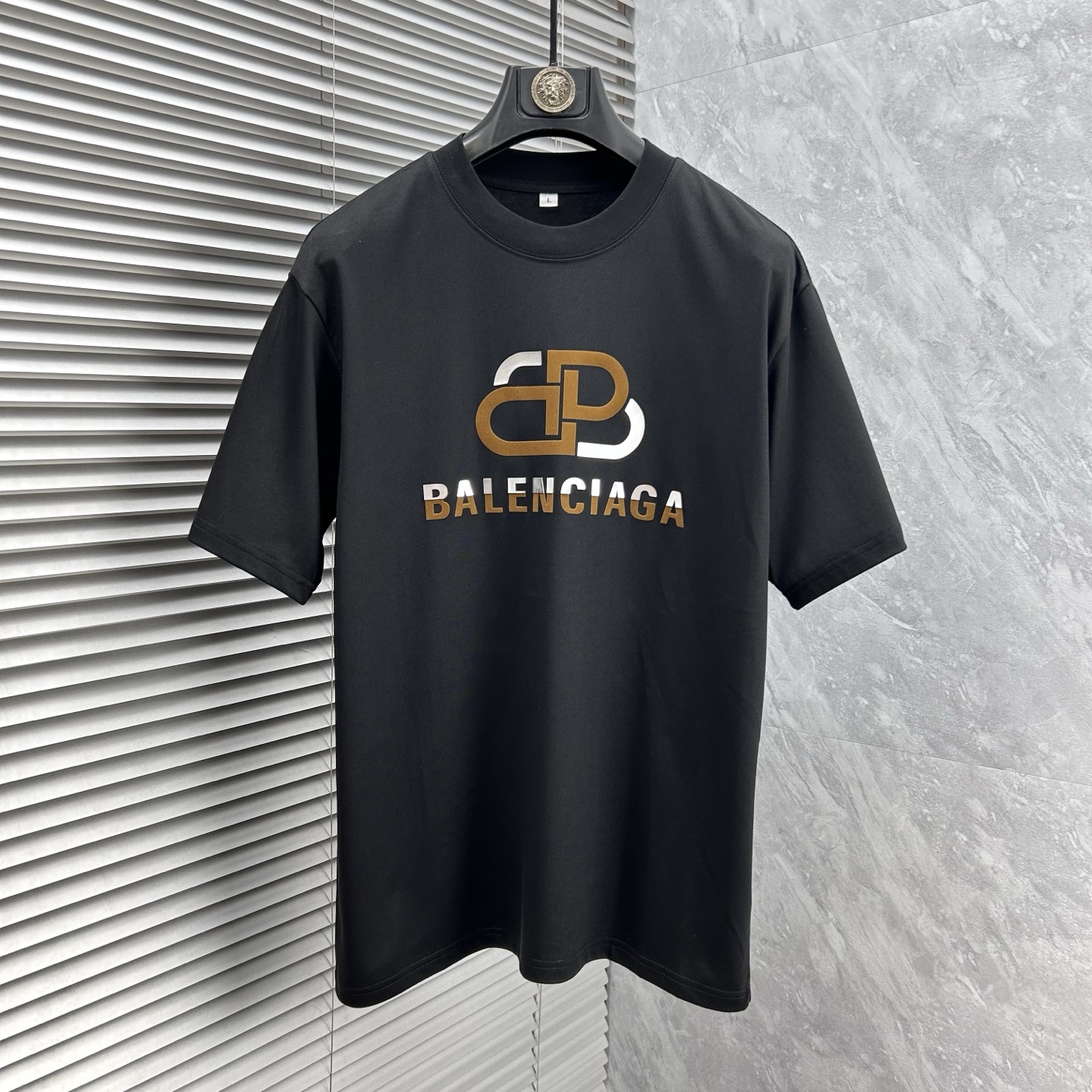 NO:471879,Paris Home 2025 Spring and Summer New Men and Women's Same Short-sleeved T-shirt!  Fashionable casual short-sleeved T-shirt with catwalk pattern prints!  Design logo glue pressing design!  The most designed and selected customer-supplied 260g pure cotton fabric, which feels soft and skin-friendly, is comfortable and breathable, and you can’t picky about the real thing!  Loose, small, shoulder-dead round neck cut, genderless couple mixed styles, opening up a new fashion charm!  Differentiate the market version of the high-end custom series!  Size M-4XL, balenciaga, T-shirt,tees, t-shirt,alexander wang19860909巴黎家 2025春夏新款男女同款短袖T恤！走秀图案印花时尚休闲短袖T恤衫！设计logo压胶设计！极具设计精选客供260g纯棉面料,手感柔软亲肤,着身舒适透气性都无法挑剔,实物绝对会让你爱不释手！宽松小落肩的圆领版型裁剪,无性别主义的情侣混穿款式,打开全新的时装新韵味！区别市场版本高定系列！尺码M-4XL,,balenciaga,T-shirt,tees，t-shirt,alexander wang,Men's clothing