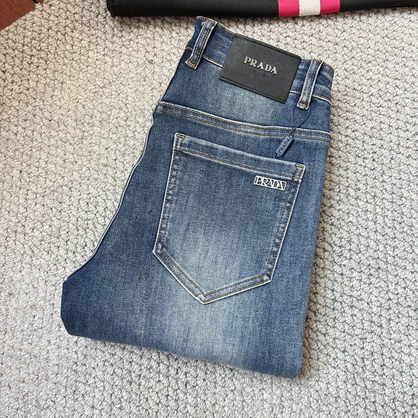 NO:474258,Pula’’’ 2025 new model is available in stock, original single hot jeans are super customized, original hardware, super heavy industry technology, excellent version, impeccable details!  The style is not picky, it is very high-end, and the good products are not waiting for everyone. Take a look at it and start quickly. Size 29-38, prada, jeans, alexander wang19860909普拉‘’2025新款现货上市,原单爆款牛仔裤超级定制款,原版五金,超级重工工艺,版型超赞细节做工无可挑剔！款式不挑人,特别高档,好货不等人,看中赶紧下手,尺码29-38,,prada,jeans,alexander wang,Men's clothing