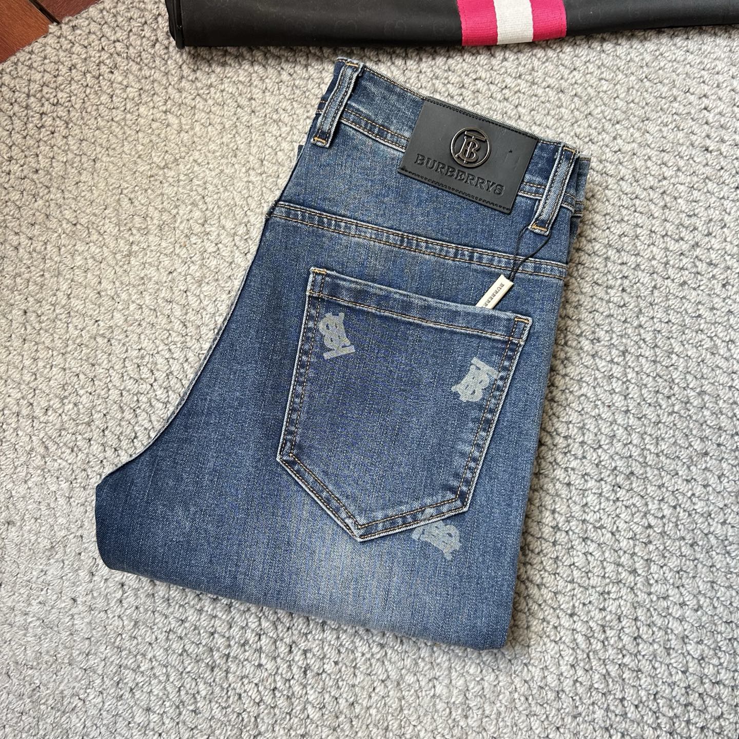 NO:474242,TB'’’2025 new model is available in stock, original single hot jeans are super customized, original hardware, super heavy industry technology, excellent version, impeccable details!  The style is not picky, it is very high-end, and the good products are not waiting for everyone. If you like it, hurry up and start, size 29-38, jeans, alexander wang19860909TB‘’2025新款现货上市,原单爆款牛仔裤超级定制款,原版五金,超级重工工艺,版型超赞细节做工无可挑剔！款式不挑人,特别高档,好货不等人,看中赶紧下手,尺码29-38,,jeans,alexander wang,Men's clothing