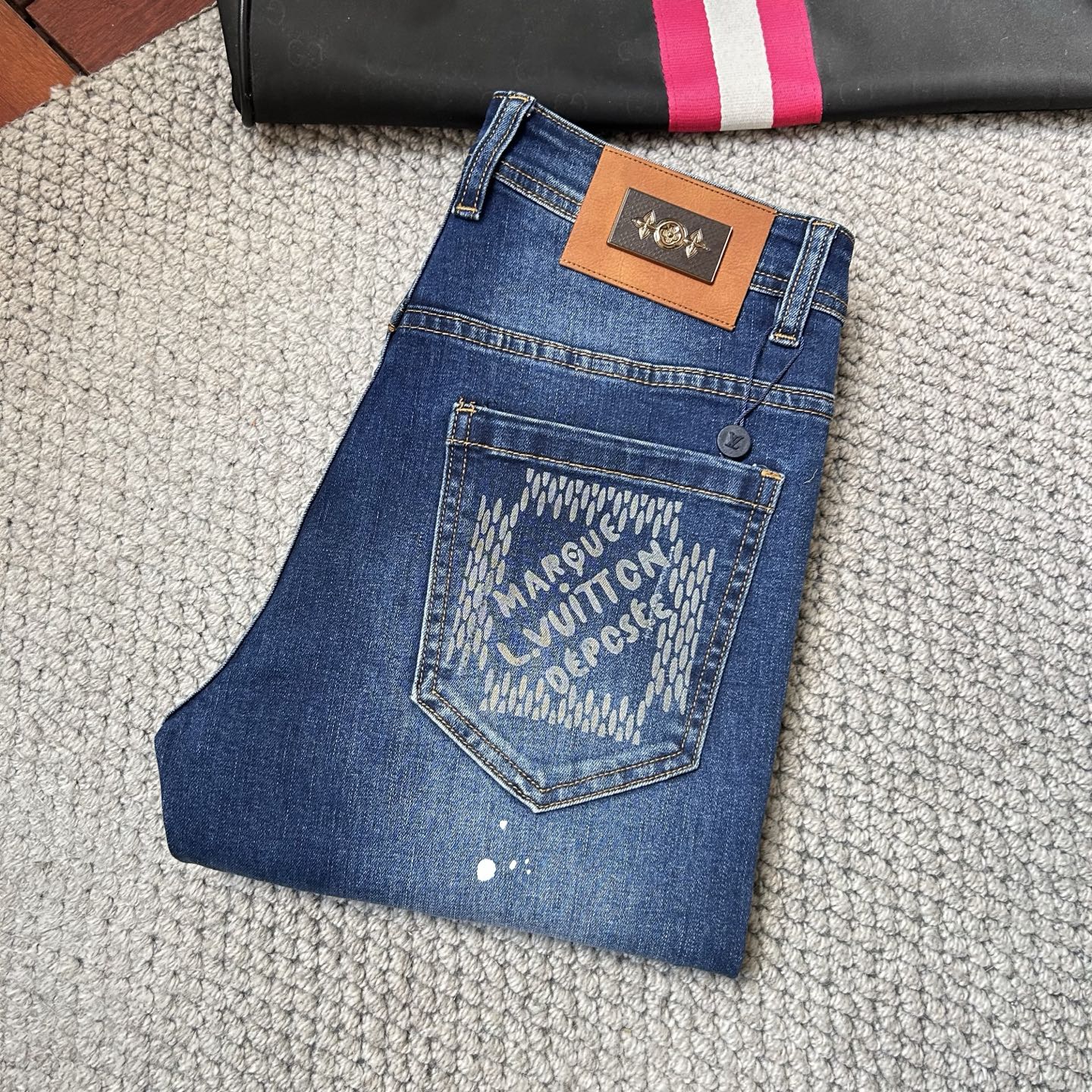 NO:474233,LV’’’2025 new model is available in stock, original single hot jeans are super customized, original hardware, super heavy industry technology, excellent version, impeccable details!  The style is not picky, it is very high-end, and the good products are not waiting for everyone. If you like it, hurry up and start, size 29-38,, louis vuitton, jeans, alexander wang19860909LV‘’2025新款现货上市,原单爆款牛仔裤超级定制款,原版五金,超级重工工艺,版型超赞细节做工无可挑剔！款式不挑人,特别高档,好货不等人,看中赶紧下手,尺码29-38,,louis vuitton,jeans,alexander wang,Men's clothing