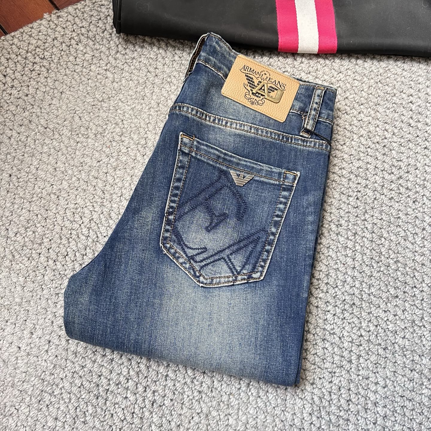 NO:474228,Ama'''''''''The new 2025 model is available in stock, with original single hot jeans super customized style, original hardware, super heavy industry technology, excellent version, impeccable details!  The style is not picky, it is very high-end, and the good products are not waiting for everyone. If you like it, hurry up and start, size 29-38, jeans, alexander wang19860909阿玛‘’2025新款现货上市,原单爆款牛仔裤超级定制款,原版五金,超级重工工艺,版型超赞细节做工无可挑剔！款式不挑人,特别高档,好货不等人,看中赶紧下手,尺码29-38,,jeans,alexander wang,Men's clothing