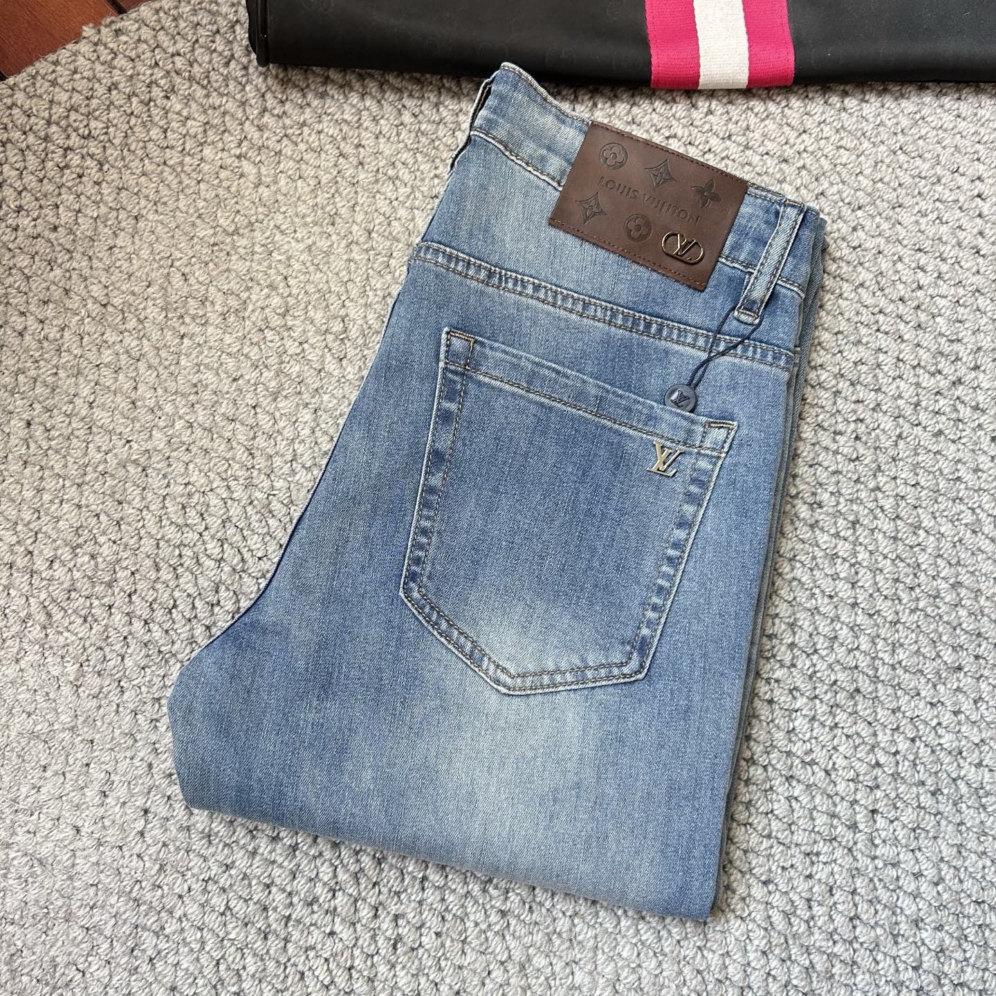 NO:474250,LV’’’2025 new model is available in stock, original single hot jeans are super customized, original hardware, super heavy industry technology, excellent version, impeccable details!  The style is not picky, it is very high-end, and the good products are not waiting for everyone. If you like it, hurry up and start, size 29-38,, louis vuitton, jeans, alexander wang19860909LV‘’2025新款现货上市,原单爆款牛仔裤超级定制款,原版五金,超级重工工艺,版型超赞细节做工无可挑剔！款式不挑人,特别高档,好货不等人,看中赶紧下手,尺码29-38,,louis vuitton,jeans,alexander wang,Men's clothing