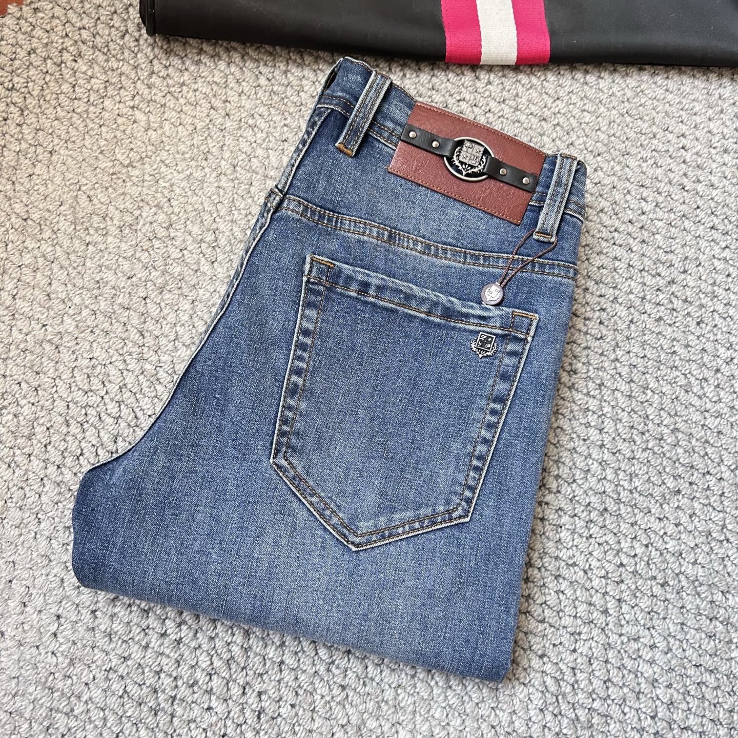 NO:474247,BC'''2025 new model is available in stock, original single hot jeans are super customized, original hardware, super heavy industry technology, excellent version, impeccable details!  The style is not picky, it is very high-end, and the good products are not waiting for everyone. If you like it, hurry up and start, size 29-38, jeans, alexander wang19860909BC‘’2025新款现货上市,原单爆款牛仔裤超级定制款,原版五金,超级重工工艺,版型超赞细节做工无可挑剔！款式不挑人,特别高档,好货不等人,看中赶紧下手,尺码29-38,,jeans,alexander wang,Men's clothing