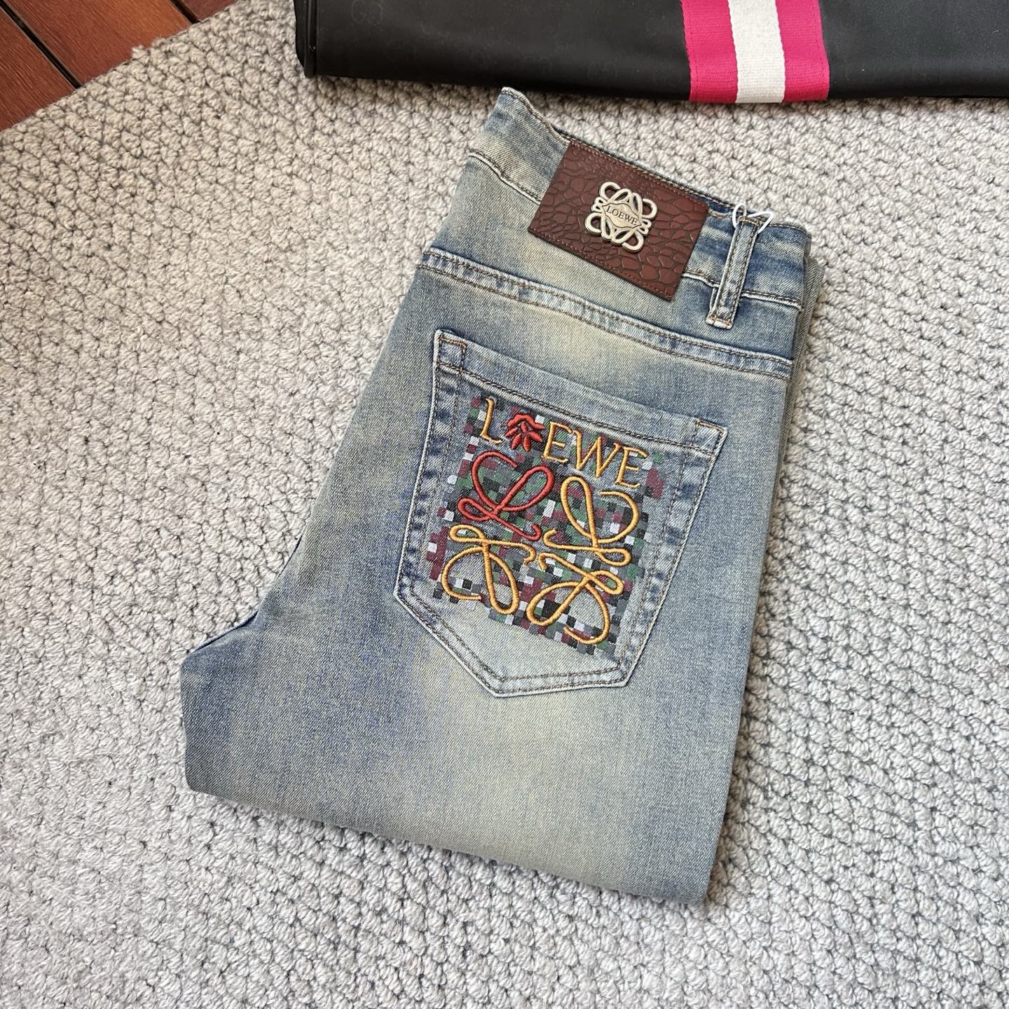 NO:474239,Luo Yi’’’’’ new 2025 model is available in stock, with original single hot jeans super customized style, original hardware, super heavy industry technology, excellent version, impeccable details!  The style is not picky, it is very high-end, and the good products are not waiting for everyone. If you like it, hurry up and start, size 29-38, loewe, jeans, alexander wang19860909罗意‘’2025新款现货上市,原单爆款牛仔裤超级定制款,原版五金,超级重工工艺,版型超赞细节做工无可挑剔！款式不挑人,特别高档,好货不等人,看中赶紧下手,尺码29-38,,loewe,jeans,alexander wang,Men's clothing