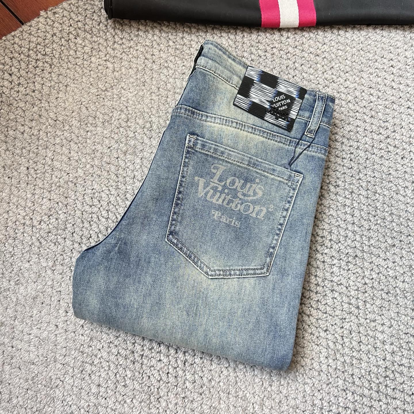 NO:474229,LV’’’2025 new model is available in stock, original single hot jeans are super customized, original hardware, super heavy industry technology, excellent version, impeccable details!  The style is not picky, it is very high-end, and the good products are not waiting for everyone. If you like it, hurry up and start, size 29-38,, louis vuitton, jeans, alexander wang19860909LV‘’2025新款现货上市,原单爆款牛仔裤超级定制款,原版五金,超级重工工艺,版型超赞细节做工无可挑剔！款式不挑人,特别高档,好货不等人,看中赶紧下手,尺码29-38,,louis vuitton,jeans,alexander wang,Men's clothing