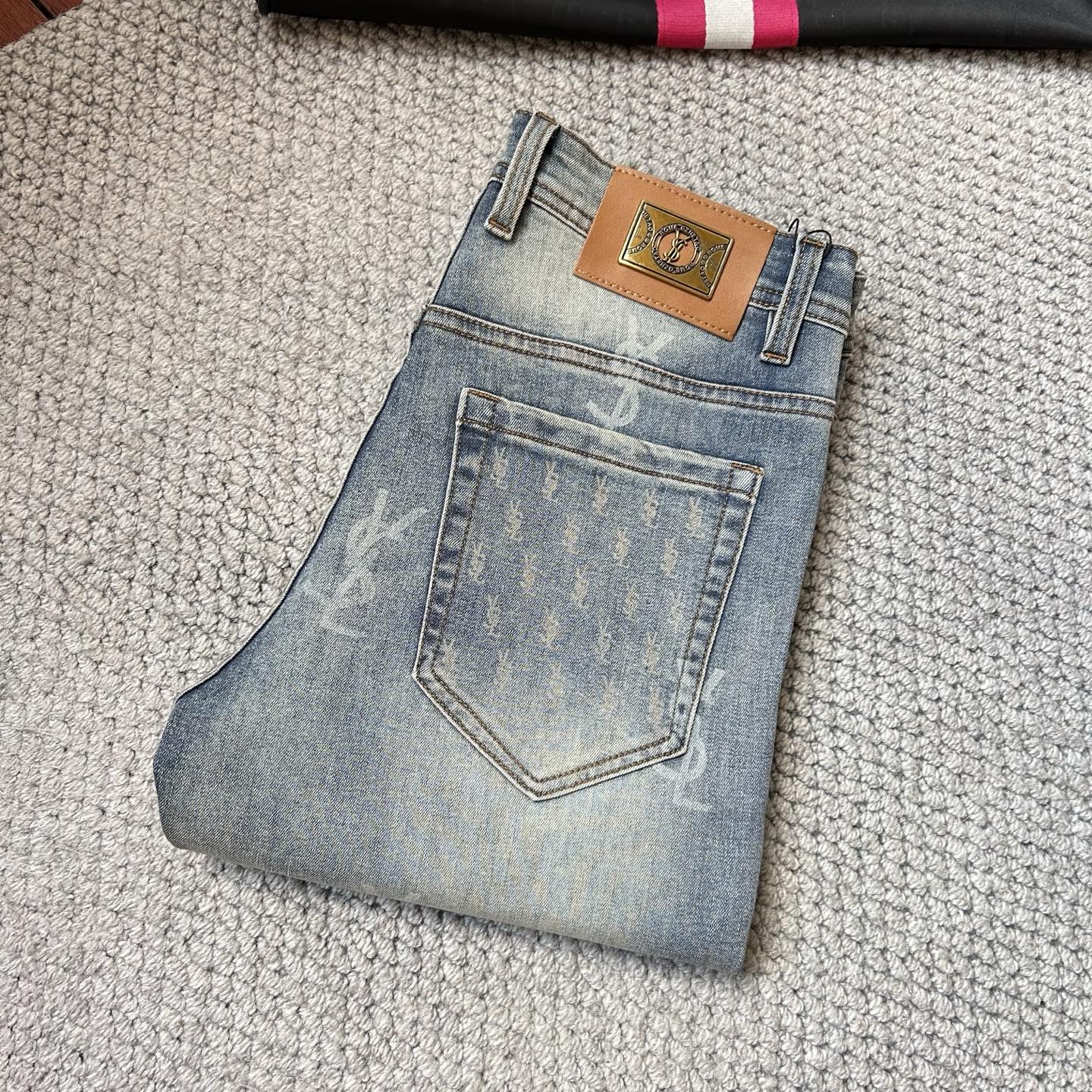 NO:474224,The new 2025 model of San Lo is on the market in stock, the original single hot jeans are super customized, the original hardware, super heavy industry technology, the style is super excellent, the details are impeccable!  The style is not picky, it is very high-end, and the good products are not waiting for everyone. Take a look at it and start quickly. Size 29-38, saint laurent, jeans, alexander wang19860909圣罗‘’2025新款现货上市,原单爆款牛仔裤超级定制款,原版五金,超级重工工艺,版型超赞细节做工无可挑剔！款式不挑人,特别高档,好货不等人,看中赶紧下手,尺码29-38,,saint laurent,jeans,alexander wang,Men's clothing