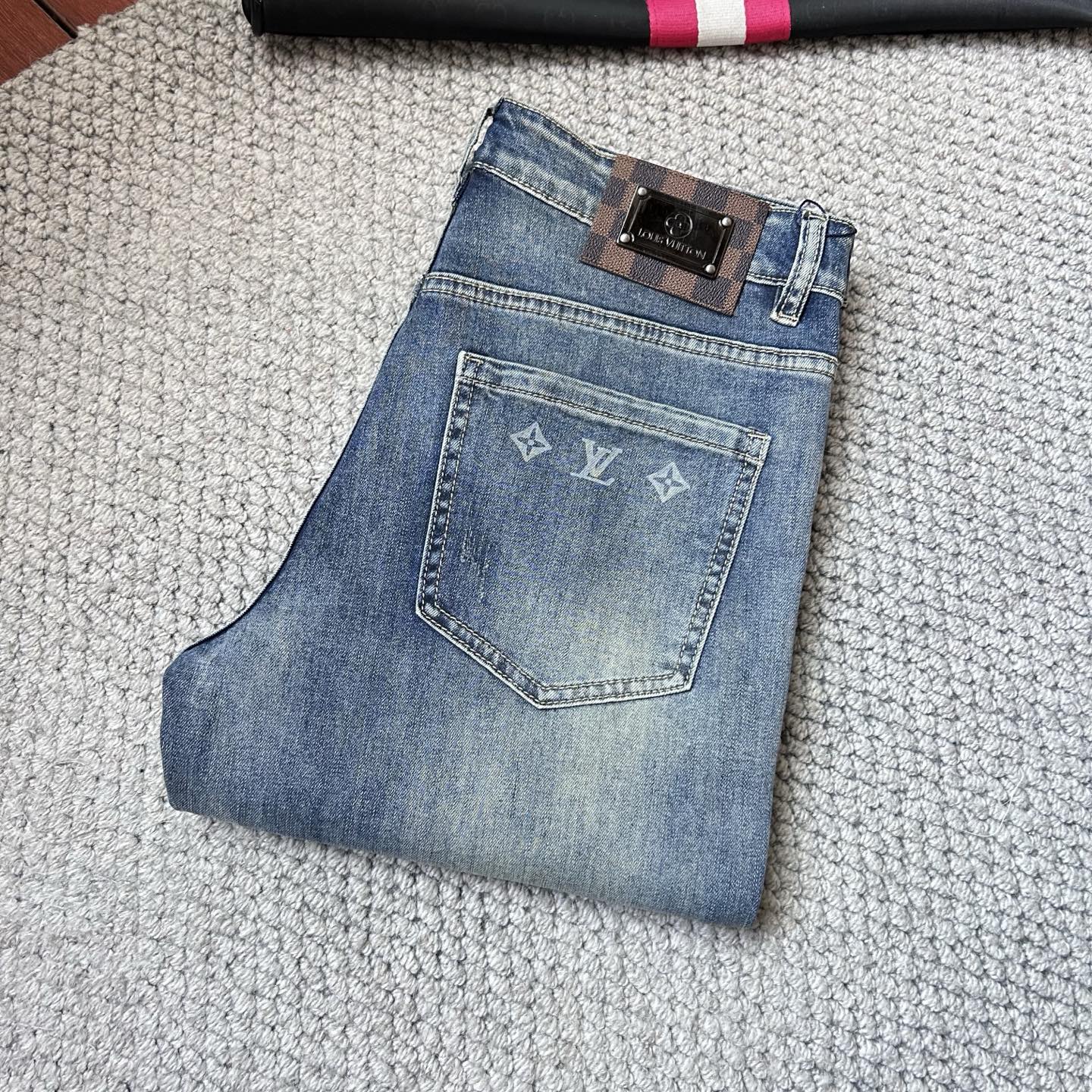 NO:474216,LV’’’2025 new model is available in stock, original single hot jeans are super customized, original hardware, super heavy industry technology, excellent version, impeccable details!  The style is not picky, it is very high-end, and the good products are not waiting for everyone. If you like it, hurry up and start, size 29-38,, louis vuitton, jeans, alexander wang19860909LV‘’2025新款现货上市,原单爆款牛仔裤超级定制款,原版五金,超级重工工艺,版型超赞细节做工无可挑剔！款式不挑人,特别高档,好货不等人,看中赶紧下手,尺码29-38,,louis vuitton,jeans,alexander wang,Men's clothing