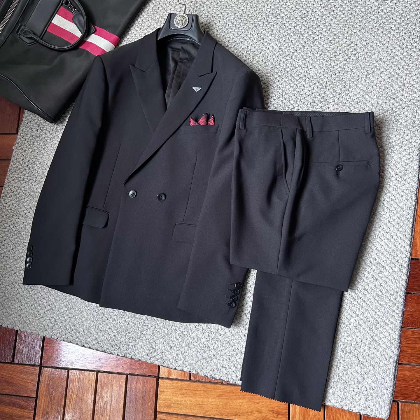 NO:906600,Pula.2025 casual business suit is a fashionable and comfortable product that allows you to show your style confidently and appropriately in various occasions. With modern element locks, it presents the most cutting-edge style and fashionable wearing effect, highlighting your strong aura and high luxury taste!  The classic lapel collar interprets the casual style, customized hardware logo, and high-end fashion details show elegance!  Size 48-56. Please state your height and weight when ordering.,,prada,business suit,19860909普拉.2025休闲商务西装套装时尚而舒适的产品,让您在各种场合中都能自信、得体地展现风采.搭配现代化元素锁扣,呈现最前沿的格调与时尚的穿着效果,彰显强大的气场与高奢品味！经典的翻驳领,诠释休闲大气范,定制五金logo标志,高端时尚细节之处尽显典雅品格！码数48-56 下单报身高体重配货.,,prada,business suit,,Men's clothing