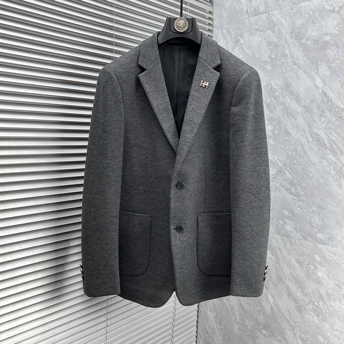 NO:725856,(Available after the New Year) Hermes wool suits and new suit jackets, fashionable and handsome, simple and versatile, customized original fabrics, not only crisp and trendy silhouette, but also comfortable to wear, more delicate yarn weaving, code number 48-56,, hermes, hermes, jackets & coats, business suit,19860909（可年后） Hermes爱马仕羊毛西装、新品西装外套,时尚帅气,简约百搭款,定制原版面料,不仅挺括,保持潮流的廓形,又穿着舒适,纱织更细腻,码数48-56,,hermes,hermes,jackets & coats,business suit,,Men's clothing