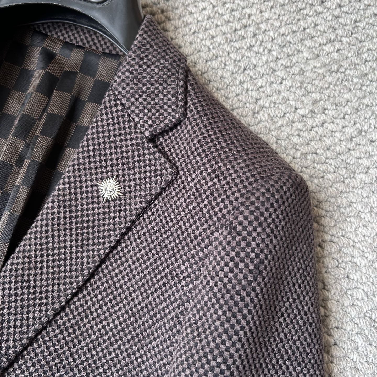 路易威登✨、2025新品西装外套，🚀时尚帅气，简约百搭款，定制原版面料，不仅挺括，保持潮流的廓形，又穿着