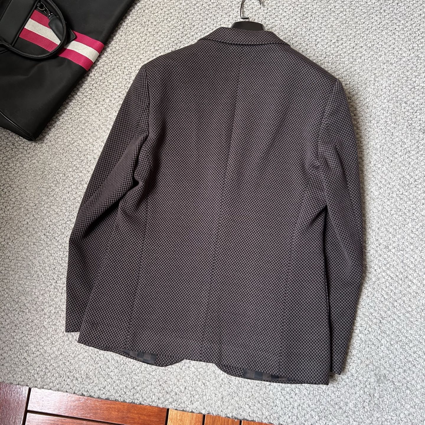 路易威登✨、2025新品西装外套，🚀时尚帅气，简约百搭款，定制原版面料，不仅挺括，保持潮流的廓形，又穿着