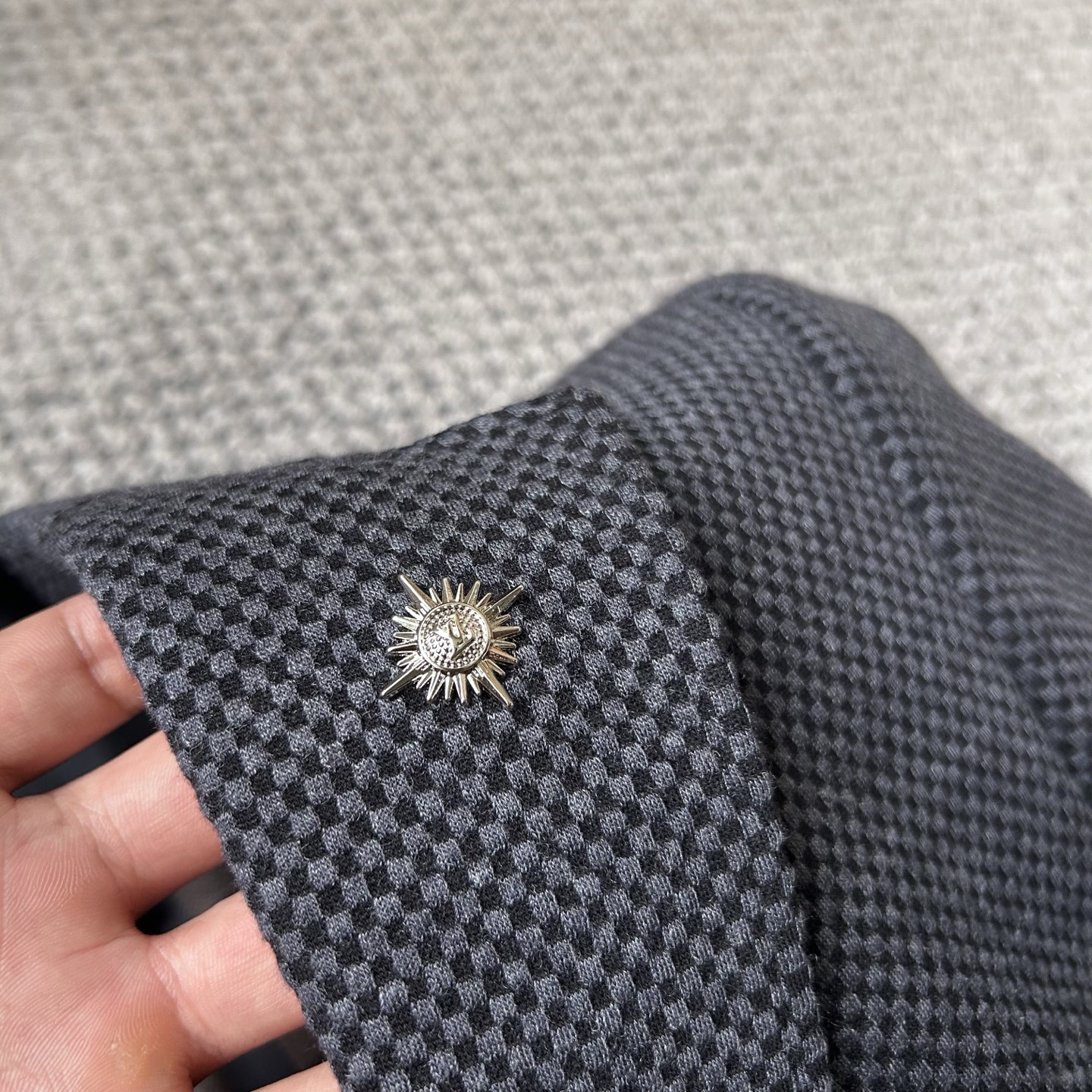 路易威✨、2025新品西装外套，🚀时尚帅气，简约百搭款，定制原版面料，不仅挺括，保持潮流的廓形，又穿着舒