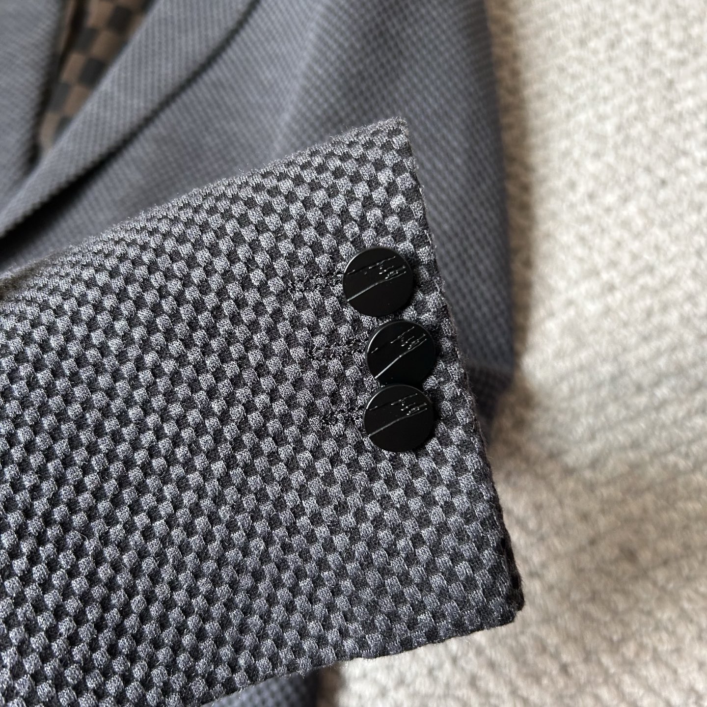 路易威✨、2025新品西装外套，🚀时尚帅气，简约百搭款，定制原版面料，不仅挺括，保持潮流的廓形，又穿着舒