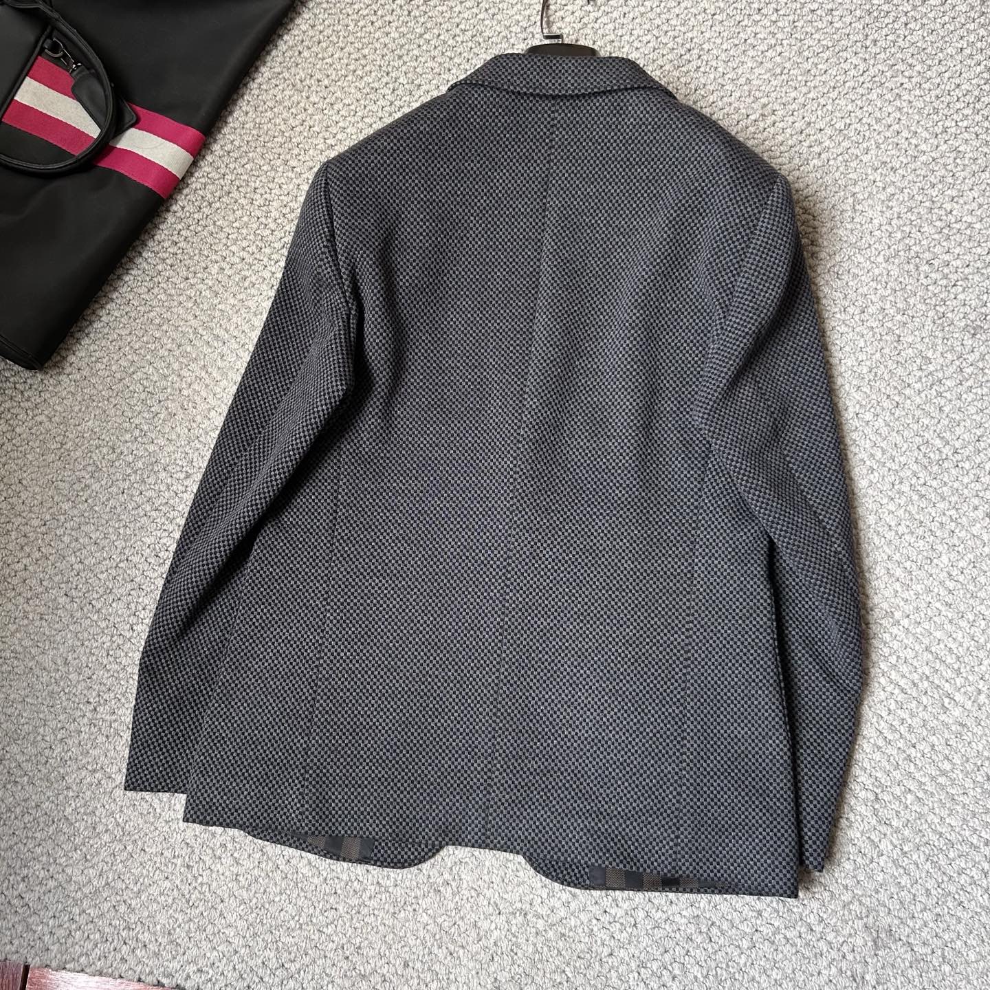 路易威✨、2025新品西装外套，🚀时尚帅气，简约百搭款，定制原版面料，不仅挺括，保持潮流的廓形，又穿着舒