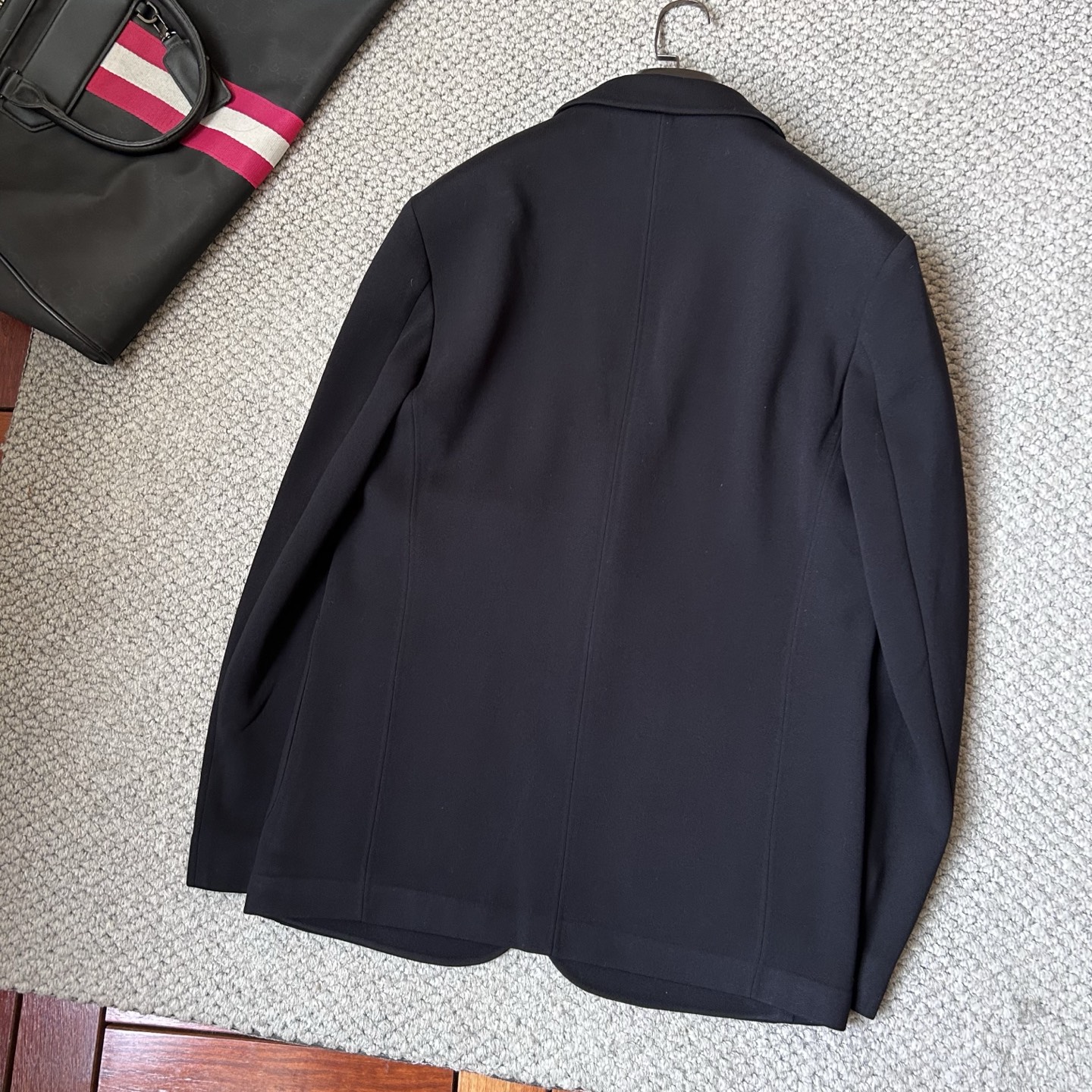 华伦天奴✨、2025新品西装外套，🚀时尚帅气，简约百搭款，定制原版面料，不仅挺括，保持潮流的廓形，又穿着