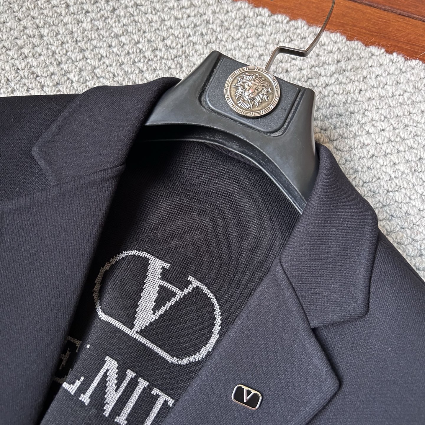 华伦天奴✨、2025新品西装外套，🚀时尚帅气，简约百搭款，定制原版面料，不仅挺括，保持潮流的廓形，又穿着