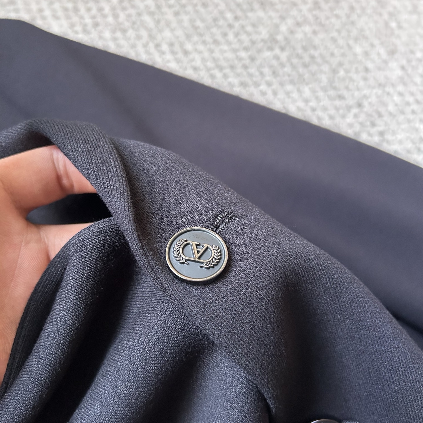 华伦天奴✨、2025新品西装外套，🚀时尚帅气，简约百搭款，定制原版面料，不仅挺括，保持潮流的廓形，又穿着