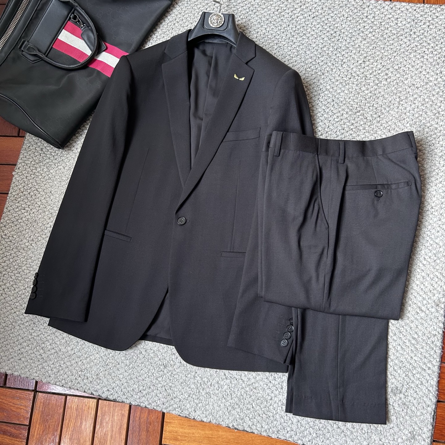 NO:906608,/Set. Fen's new suit, ordered by foreign trade company. Simple casual suit jacket, exclusively imported original polyester fiber fabric, breathable, soft and warm, very straight and drapey, the whole piece of clothing has been machined neatly and neatly, and all hardware accessories are top-notch accessories with logos from customers. At first glance, it is high-end fabrics. This kind of fabrics are all custom-woven. There is no such thing as good products from regular large factories. There is nothing picky about them.  Such a coat is a regular wear and is very practical. Sizes include coats 48-56, jackets & coats, business suits,19860909/套.芬‘’新款西服套装,外贸公司订单 简约休闲西装外套,独家专供进口原版聚酯纤维面料,透气柔软保暖性很强,笔挺垂感十足,整件衣服车工走线整齐平整,所有五金附料都是客供带logo顶级配件 一看就是高档的面料 这种面料都是定织的 外面根本就没有 正规大厂途径出来的好货,无任何有挑剔的地方 这样的一件外套属于常备常穿的,实用性很强.尺码外套48-56,,jackets & coats,business suit,,Men's clothing