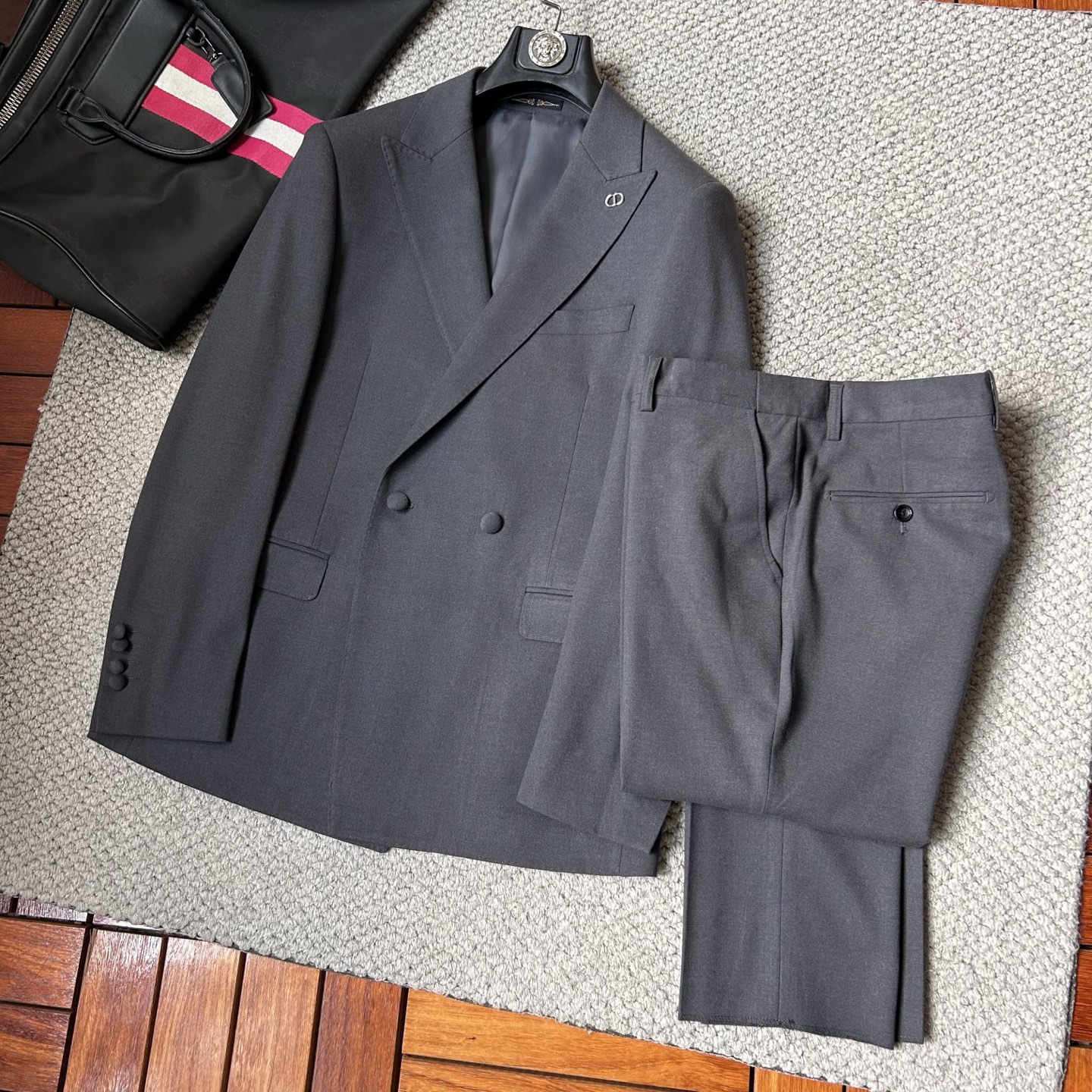 NO:906603,/Set dr'' new suit, order from foreign trade company. Simple casual suit jacket, exclusively imported original polyester fiber fabric. It is breathable, soft and warm, very straight and drapey. The whole piece of clothing is neatly machined and has neat and smooth lines. All hardware accessories are supplied by customers and have top-notch accessories with logos. At first glance, they are high-end fabrics. This kind of fabrics are all custom-woven. There is no such thing outside. It is a good product from a regular large factory, and there is nothing picky about it.  Such a coat is a regular wear and is very practical. Sizes include coats 48-56, jackets & coats, business suits,19860909/套dr‘’新款西服套装,外贸公司订单 简约休闲西装外套,独家专供进口原版聚酯纤维面料,透气柔软保暖性很强,笔挺垂感十足,整件衣服车工走线整齐平整,所有五金附料都是客供带logo顶级配件 一看就是高档的面料 这种面料都是定织的 外面根本就没有 正规大厂途径出来的好货,无任何有挑剔的地方 这样的一件外套属于常备常穿的,实用性很强.尺码外套48-56,,jackets & coats,business suit,,Men's clothing