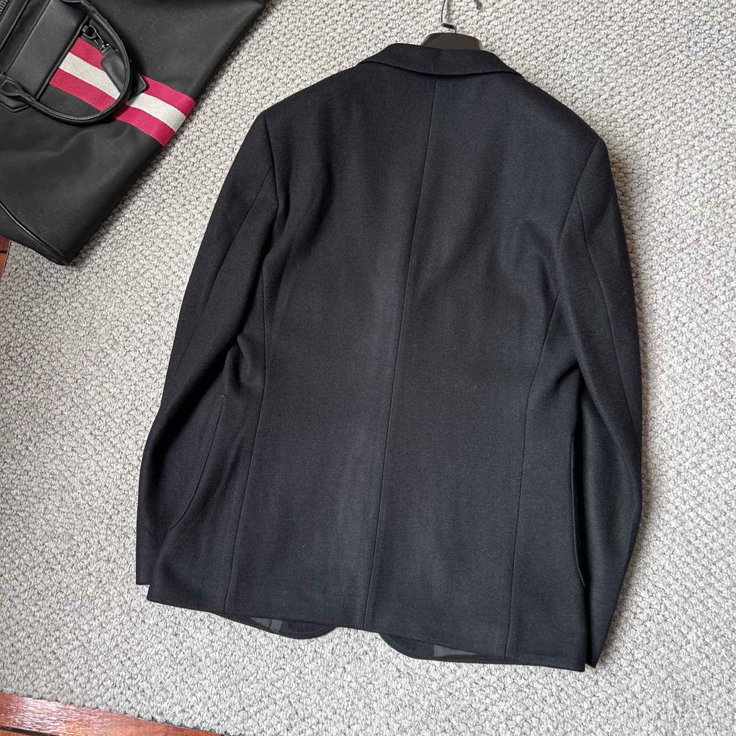 杰尼亚✨、2025新品西装外套，🚀时尚帅气，简约百搭款，定制原版面料，不仅挺括，保持潮流的廓形，又穿着舒