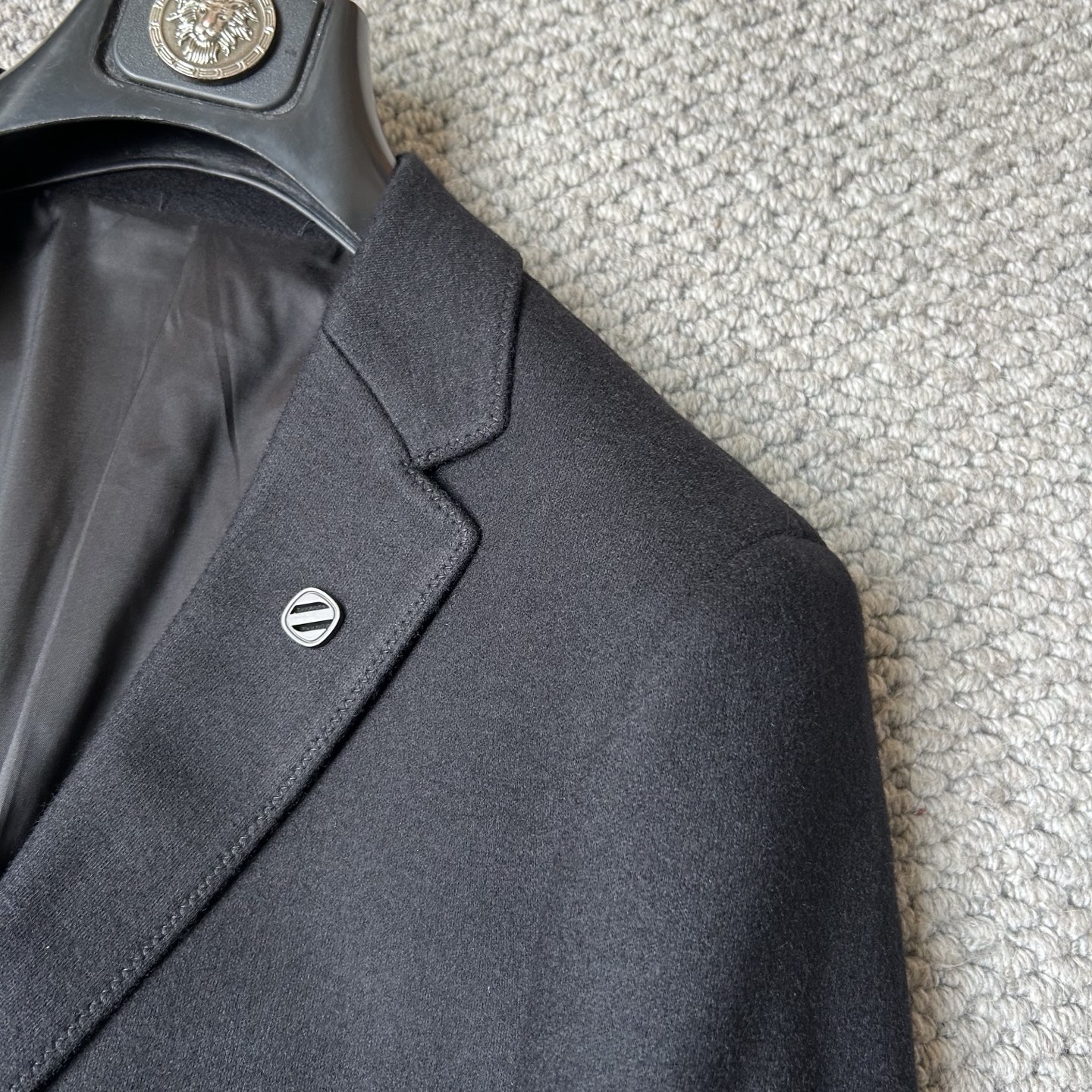 杰尼亚✨、2025新品西装外套，🚀时尚帅气，简约百搭款，定制原版面料，不仅挺括，保持潮流的廓形，又穿着舒