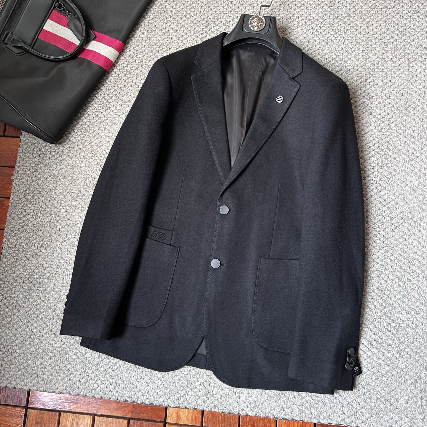 杰尼亚✨、2025新品西装外套，🚀时尚帅气，简约百搭款，定制原版面料，不仅挺括，保持潮流的廓形，又穿着舒
