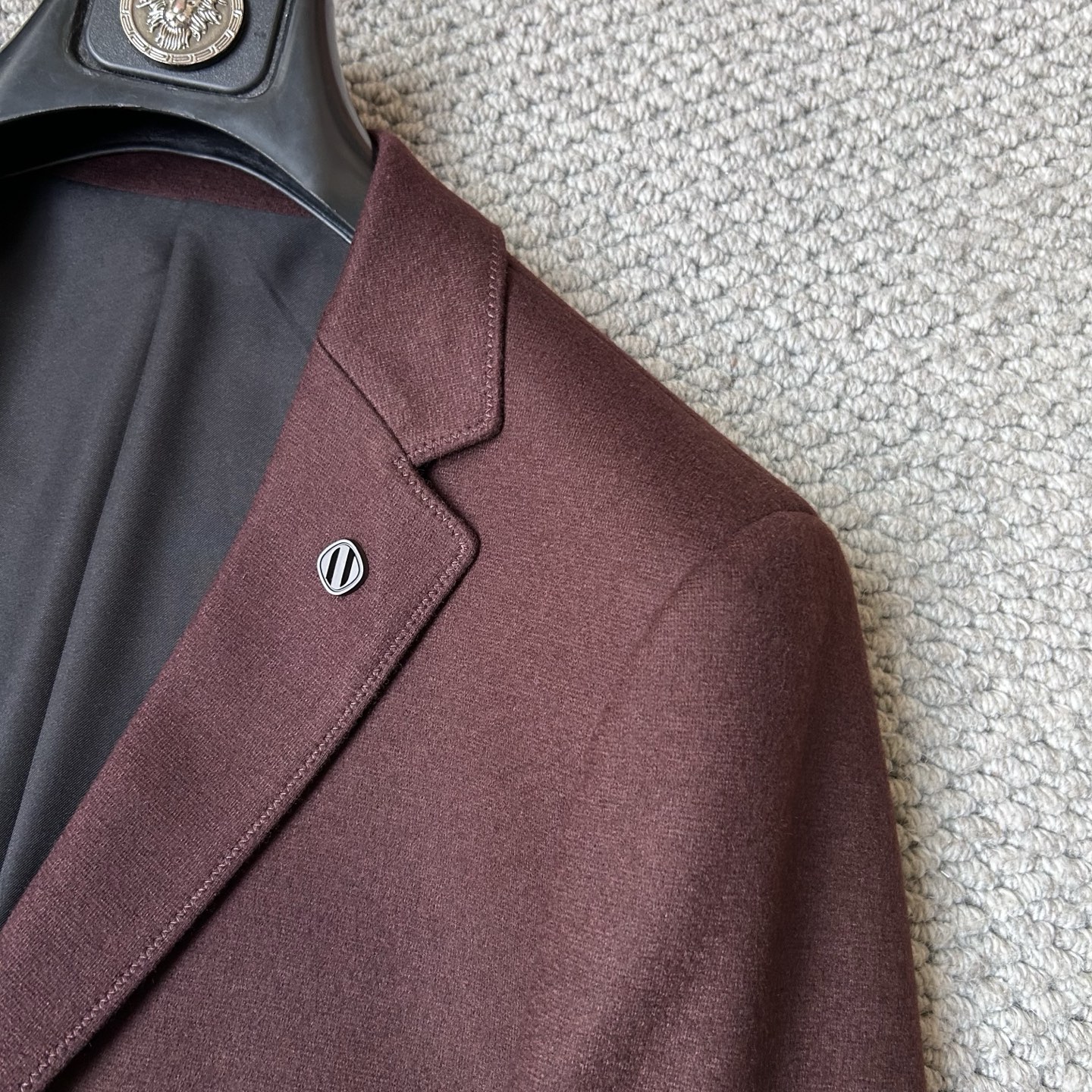 杰尼亚✨、2025新品西装外套，🚀时尚帅气，简约百搭款，定制原版面料，不仅挺括，保持潮流的廓形，又穿着舒