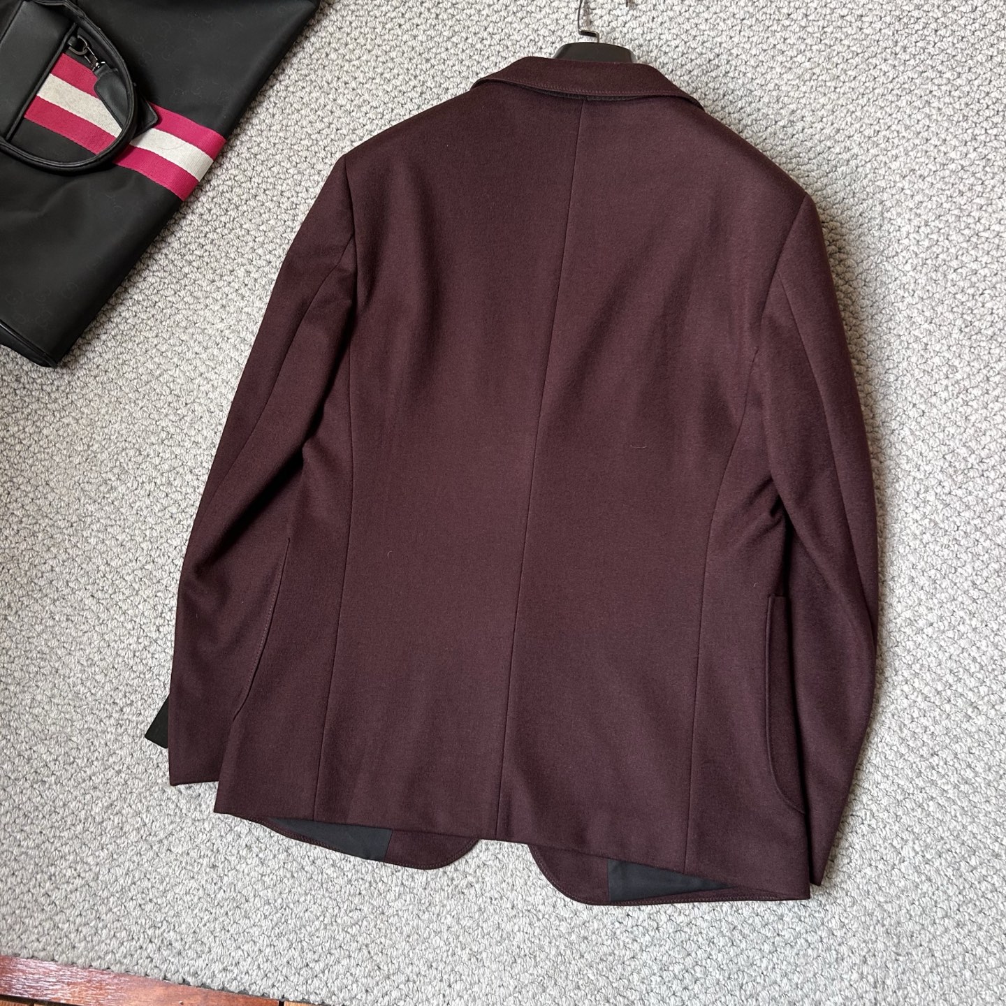 杰尼亚✨、2025新品西装外套，🚀时尚帅气，简约百搭款，定制原版面料，不仅挺括，保持潮流的廓形，又穿着舒