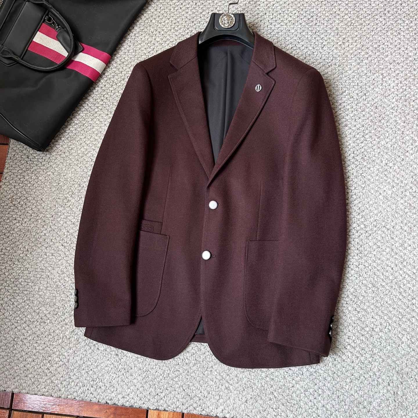 杰尼亚✨、2025新品西装外套，🚀时尚帅气，简约百搭款，定制原版面料，不仅挺括，保持潮流的廓形，又穿着舒