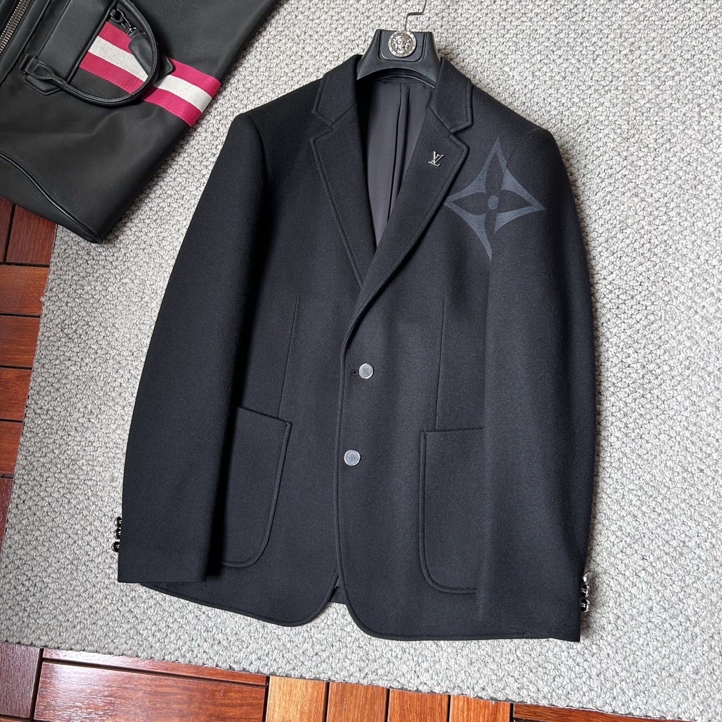 路易威登✨、2025新品西装外套，🚀时尚帅气，简约百搭款，定制原版面料，不仅挺括，保持潮流的廓形，又穿着