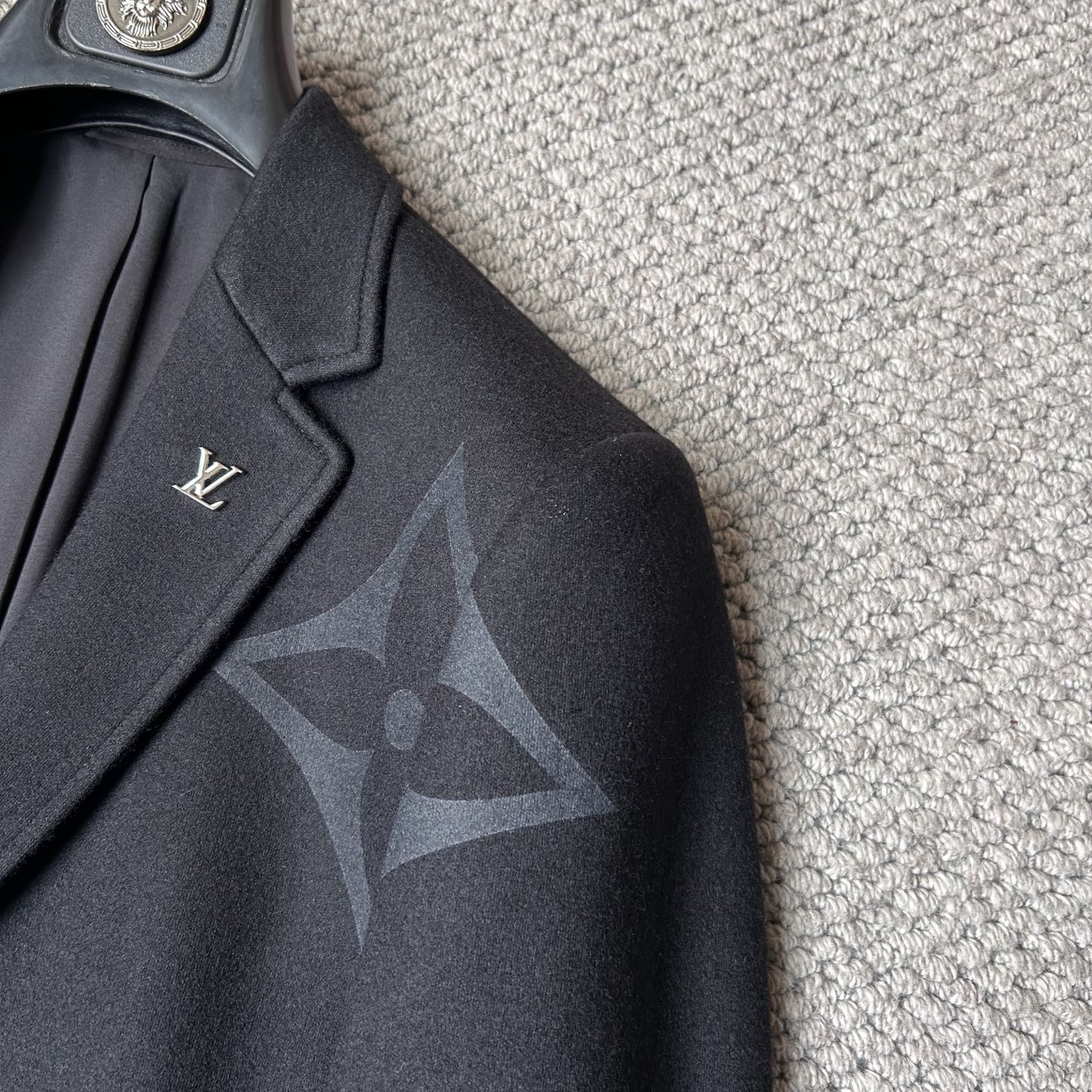 路易威登✨、2025新品西装外套，🚀时尚帅气，简约百搭款，定制原版面料，不仅挺括，保持潮流的廓形，又穿着